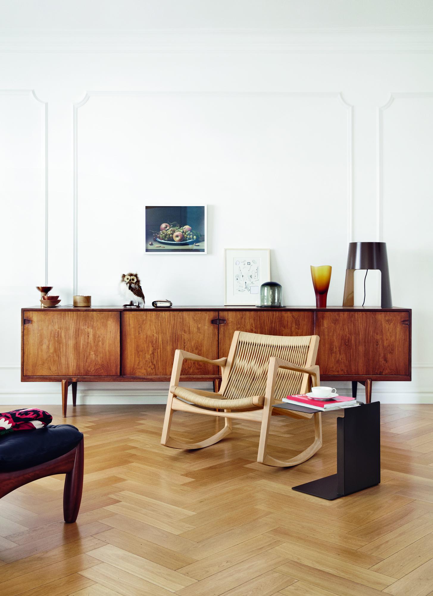 Schaukelstuhl aus Holz im Wohnzimmer #couchtisch #sideboard #schaukelstuhl #holzschaukelstuhl #zimmergestaltung ©ClassiCon