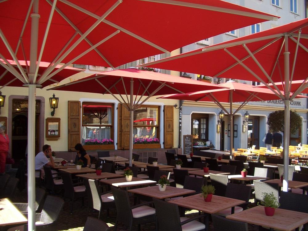 Schicke leuchtend-rote Sonnenschirme von MAY #restaurant ©Schirmherrschaft GmbH
