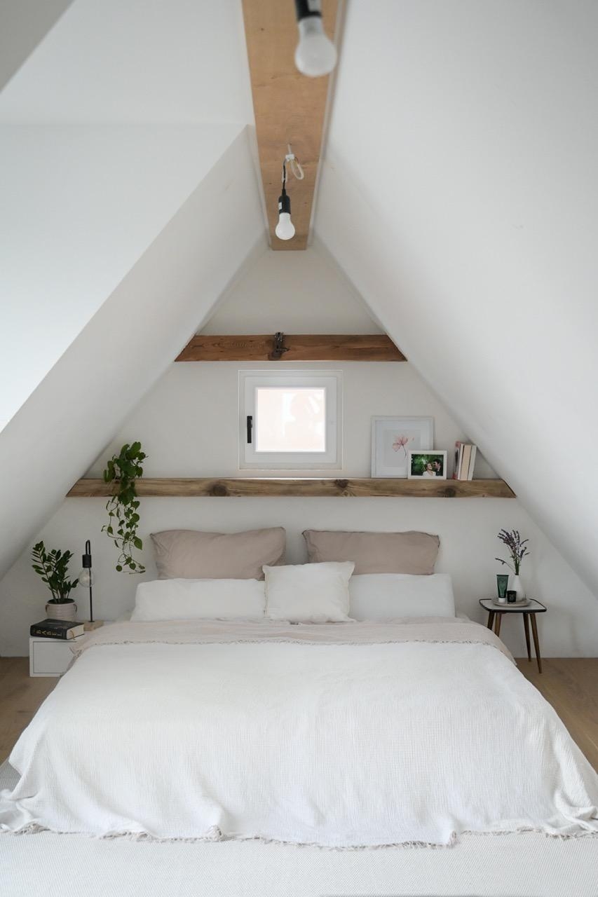 Schlafen unter Dachschrägen / sanierter Spitzboden
#dachgeschoss #dachschrägen #schlafzimmer #altbausanierung  #kleinesschlafzimmer #dachboden #siedlungshaus #altbau 