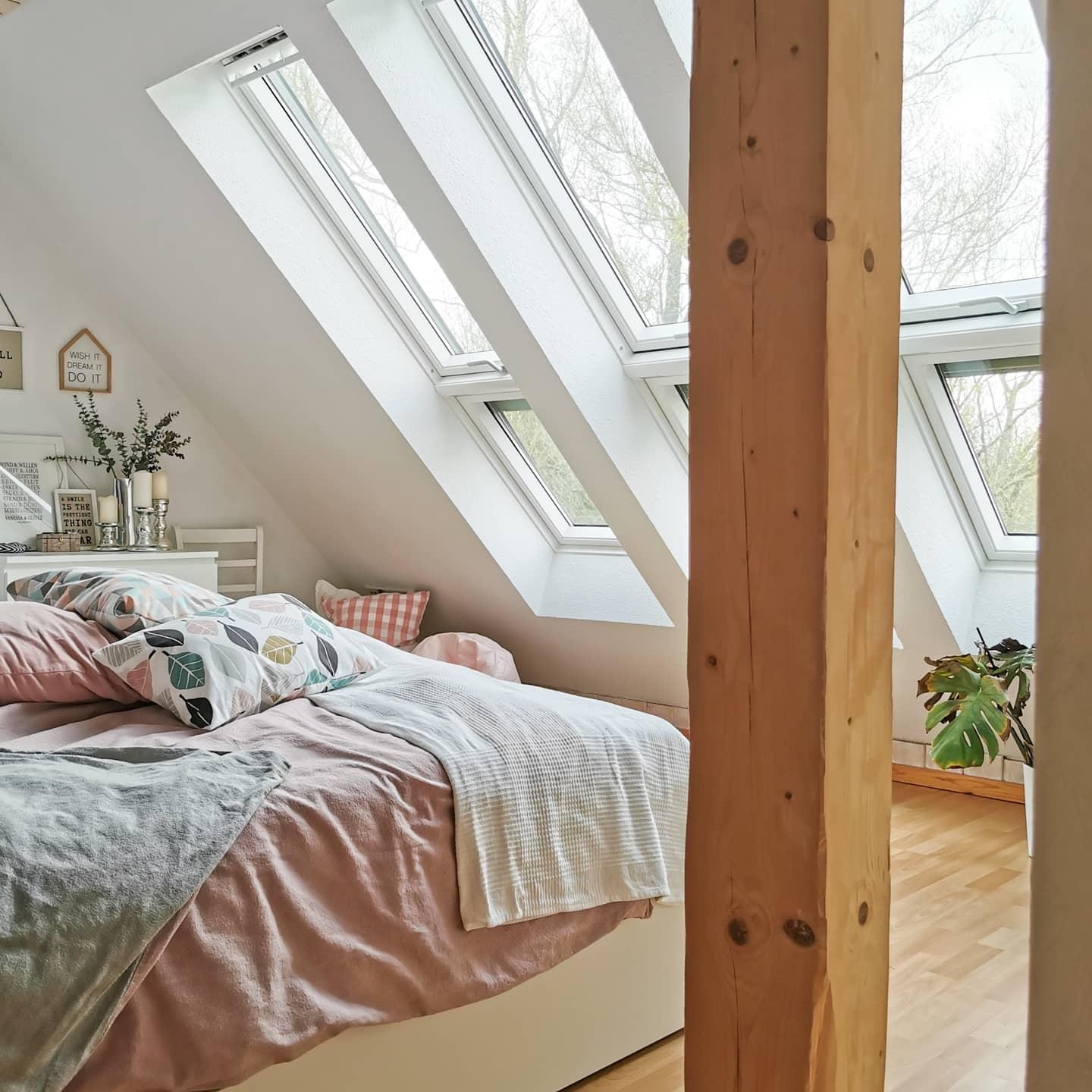 Schlafen wie unter freiem Himmel... #dachfenster #dachschrägen #schlafzimmer #bedroom #cozy #hygge #pastell #licht