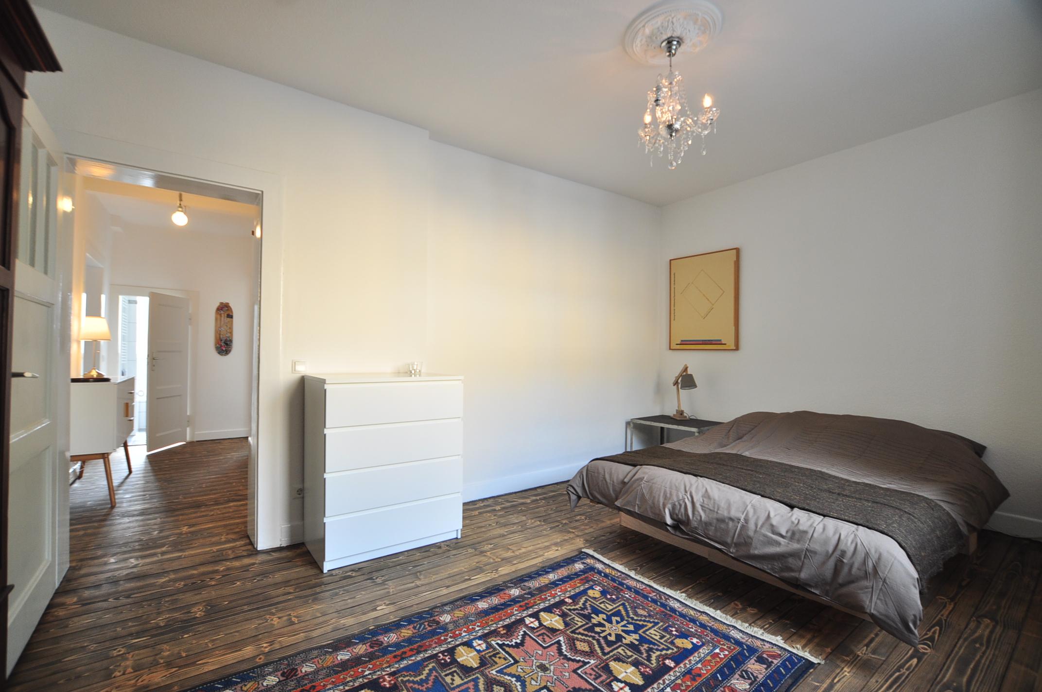 Schlafzimmer _ möblierte Wohnung #kronleuchter ©e-rent Agentur / Alina Edelstein