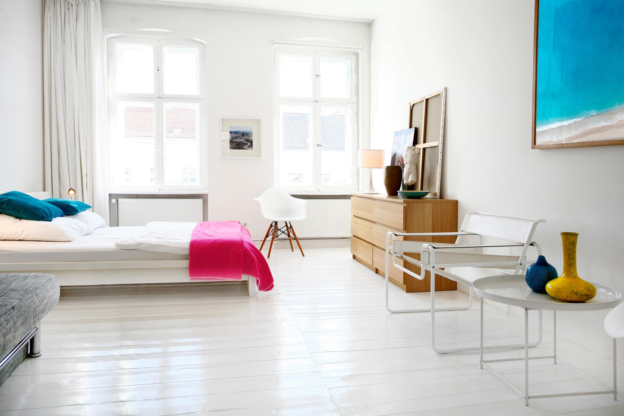 Schlafzimmer 2 #stuhl #kissen #kommode #weißerstuhl #großesfenster #bettüberwurf ©White Apartments
