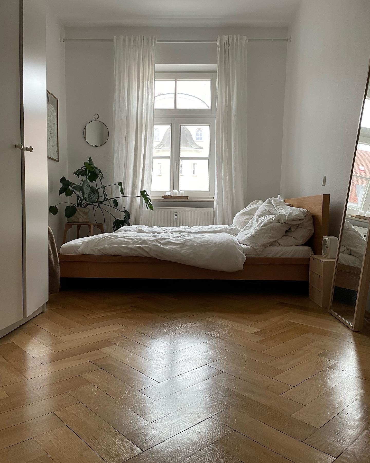 #schlafzimmer #altbau #naturtöne #holzbett 