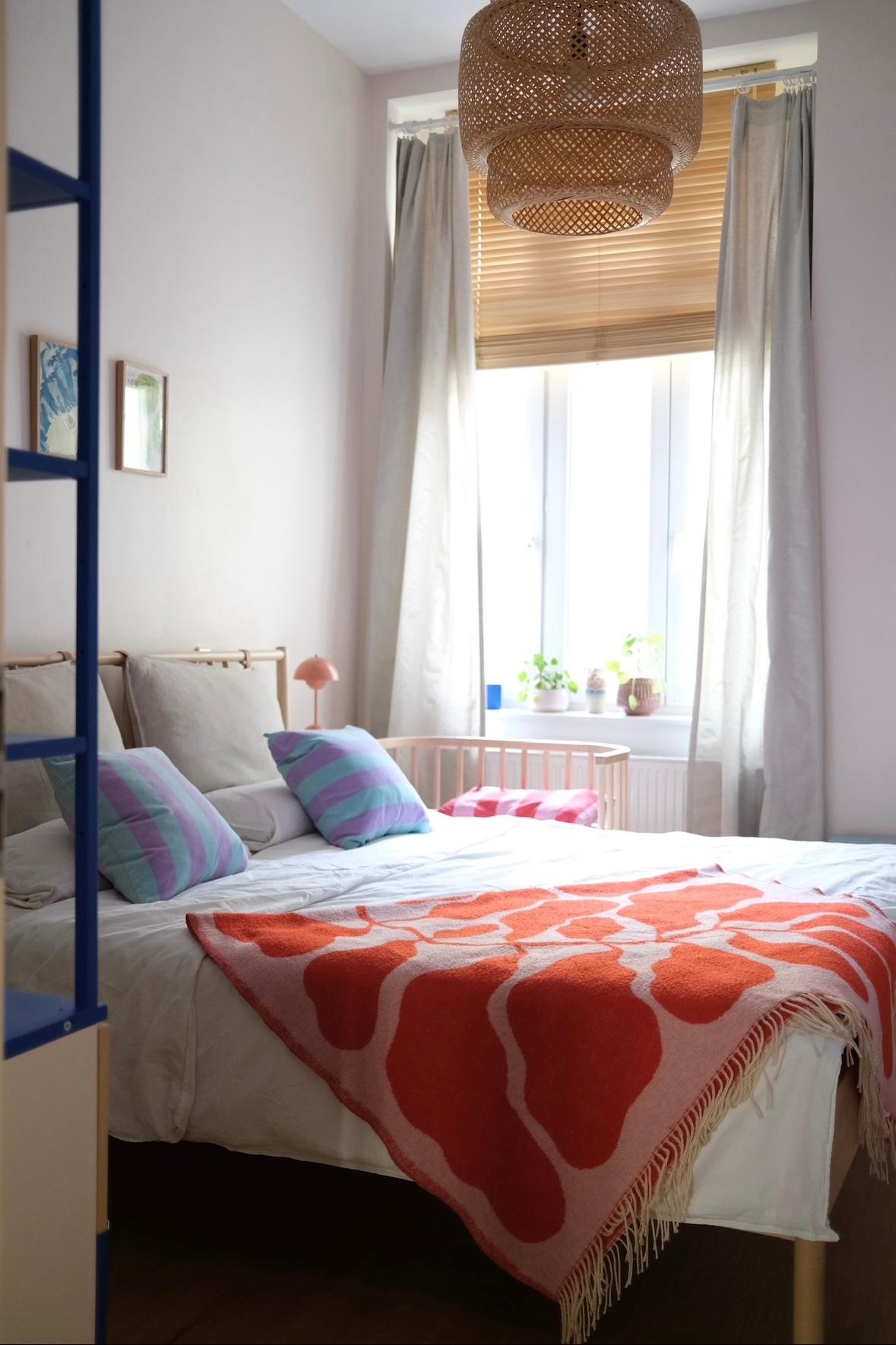#schlafzimmer #altbauwohnung #couchliebt #gemütlich #farbenfroh #interior #rattan