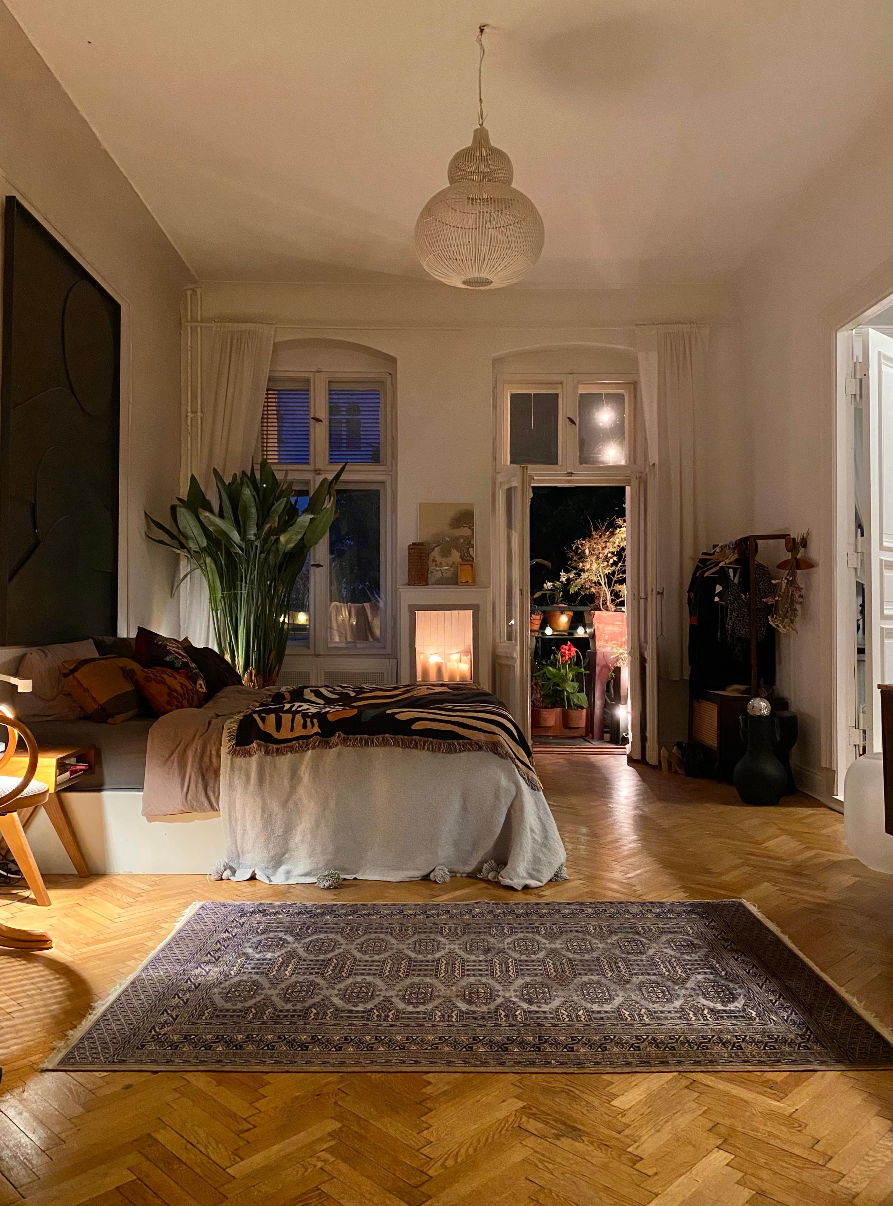 🙌🏽♥️🕯#schlafzimmer #bedroom #altbau #bett #kunst #kamin #teppich #abendstimmung #herbst