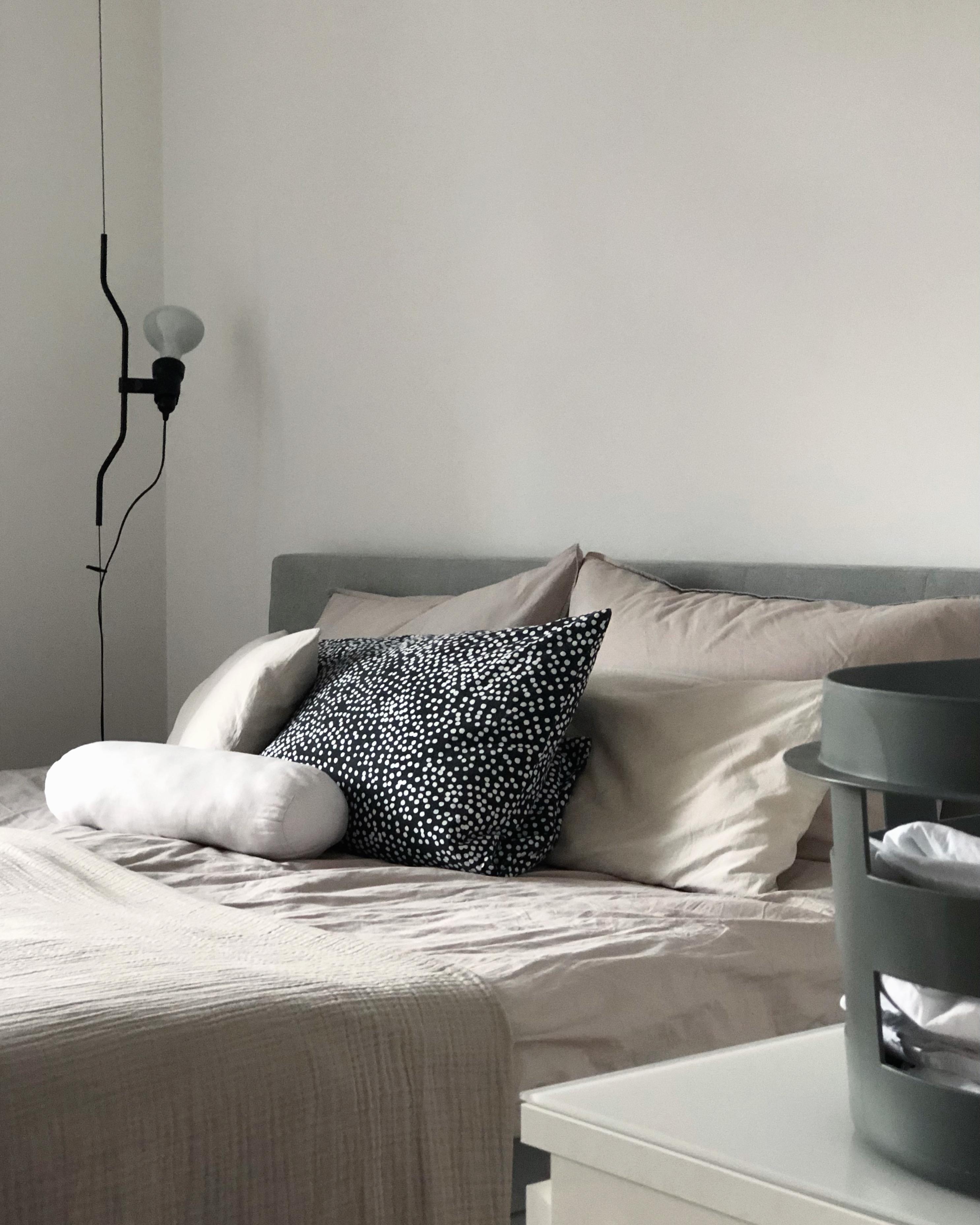#schlafzimmer #bedroom #bett #bed #minimalism #lampe #beleuchtung #scandi #skandinavisch #interior #cozy #hygge 