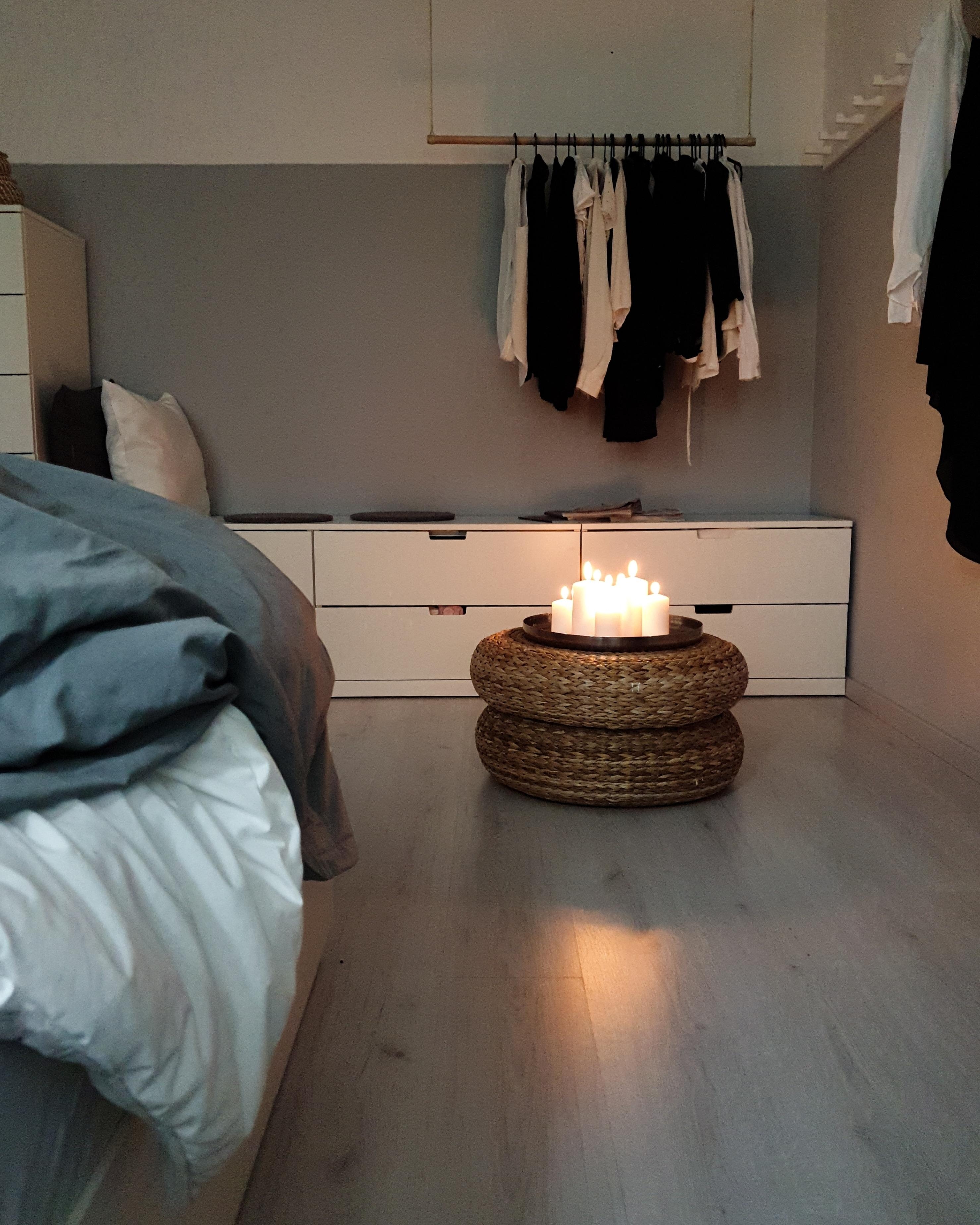 #schlafzimmer #bedroom #interior #garderobe #hygge #kerzen #kleiderstange #diy