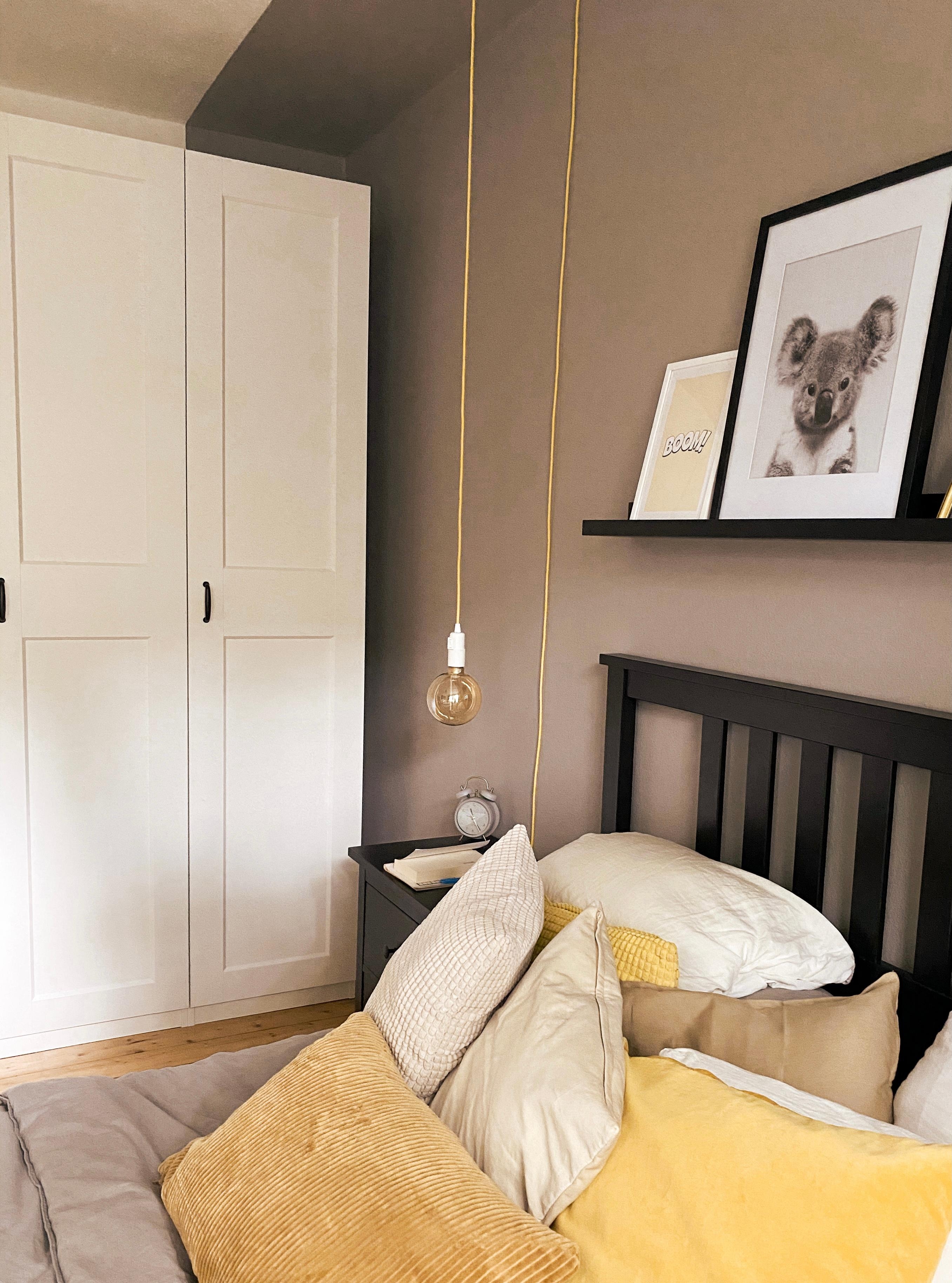 #schlafzimmer #bedroom #interiordesign #couch #bedroom 
#wandgestaltung #trendfarbe #yellow #lampe 
