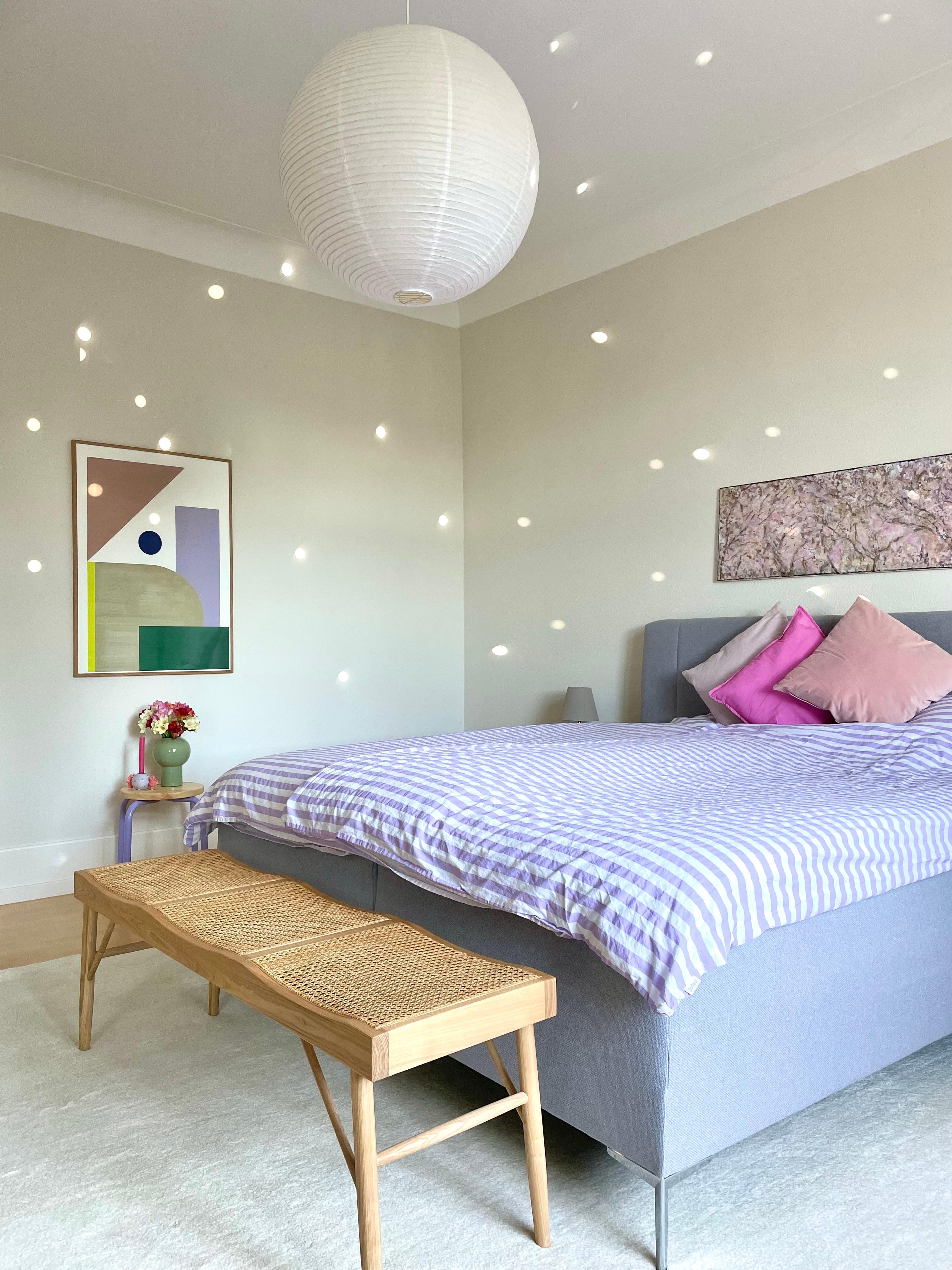 #schlafzimmer #bedroom #kunst #flieder #dopamindekor #farbenfroh #sitzbank #altbau #altbauliebe