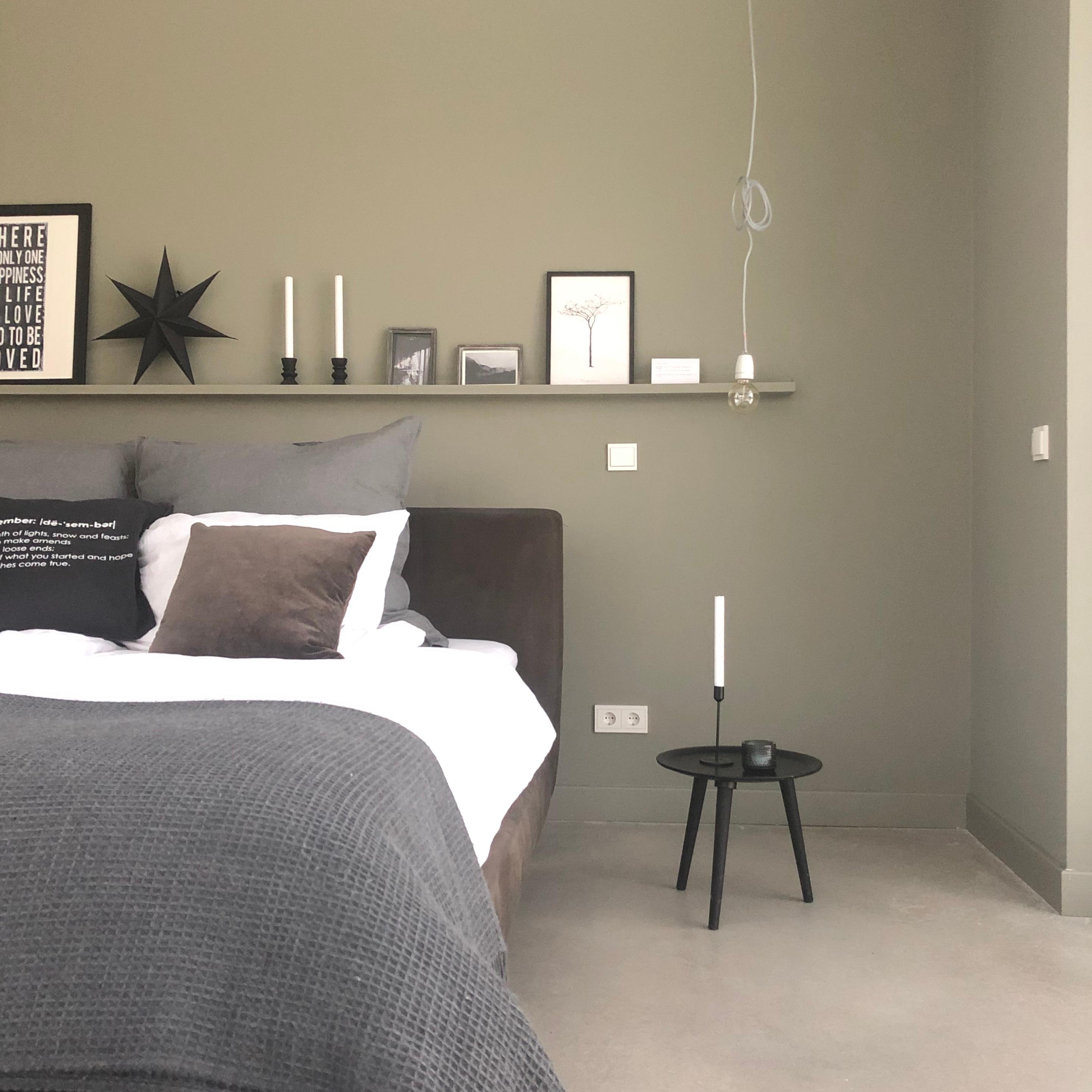 #schlafzimmer #bedroom #minimalistisch #newcolor #toninton #betonboden 

Ich bin so verknallt in die Farbe 🖤