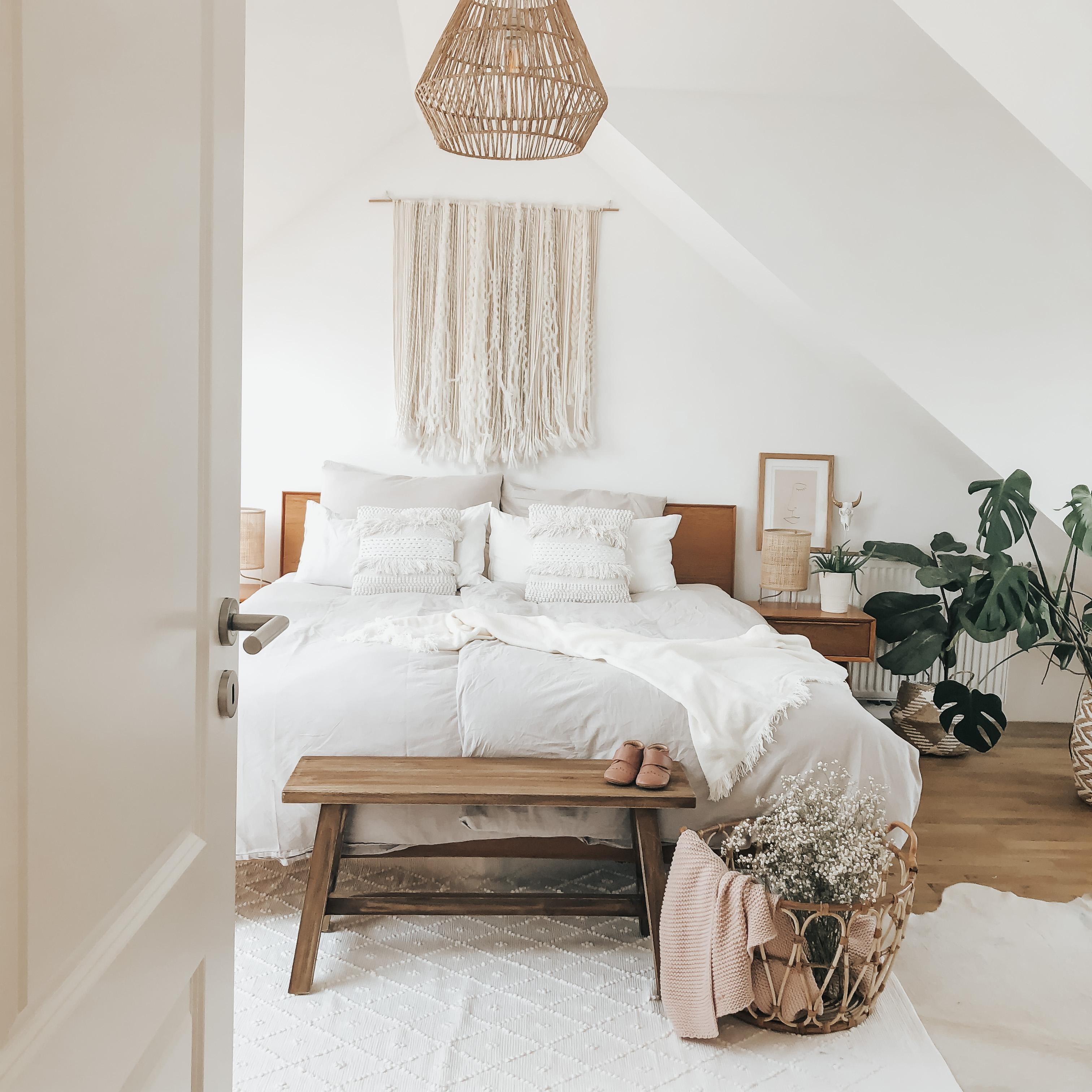 #schlafzimmer #bedroom #sunlight #dachboden #bohohome #boholiving #bohodecor #bett #cozyhome #wandbehang #couchliebt