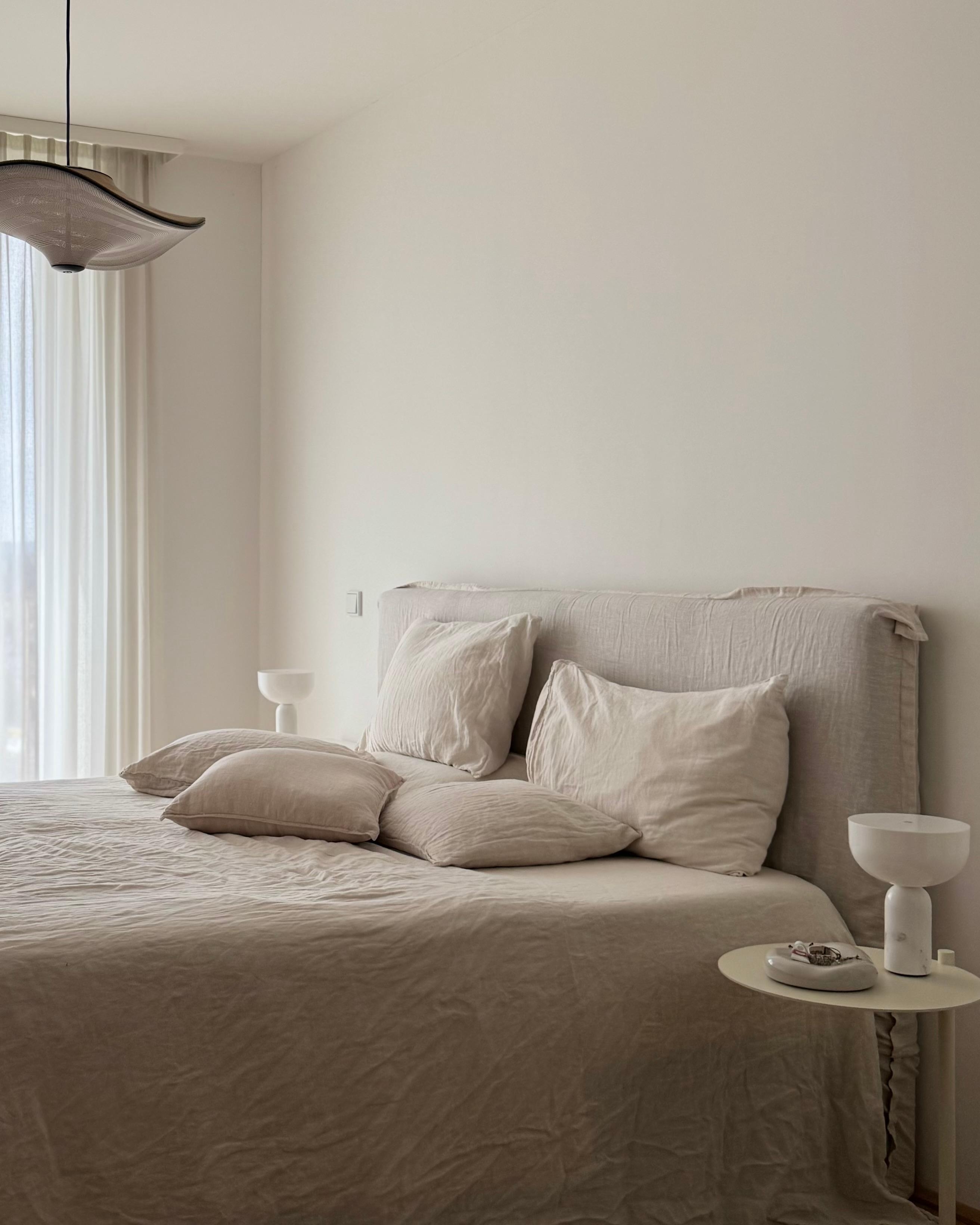 #schlafzimmer #beige #ruhe #leinen #bettwäsche #beistelltisch #lampe 