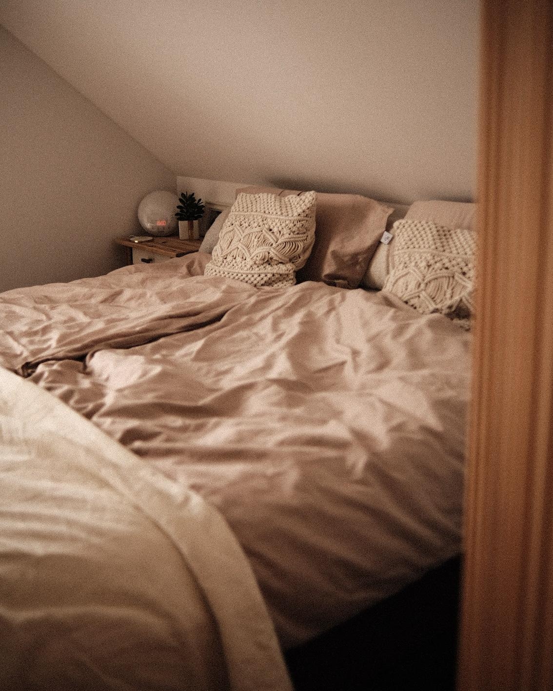 #schlafzimmer #bett #bettwäsche #cozy #nachttisch #couchliebt #couchstyle