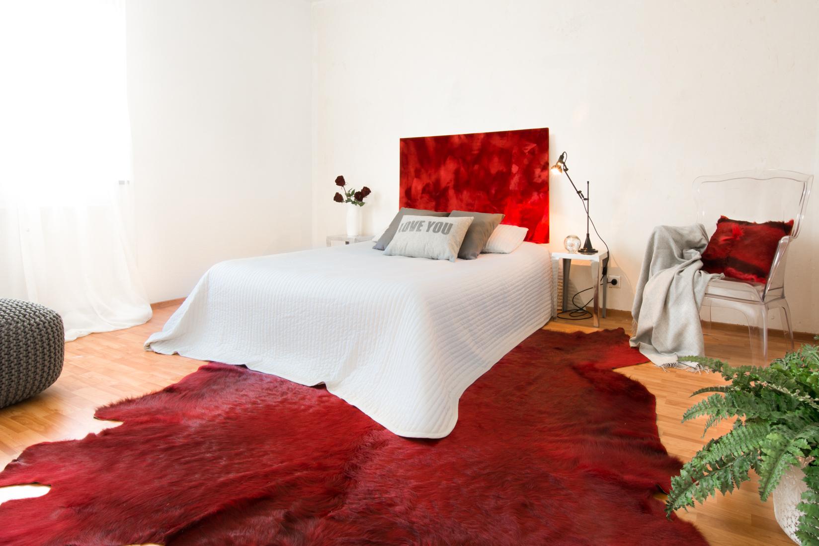 Schlafzimmer #bett #kissen #pouf #weißerstuhl #lampe #wandbild ©Luna Homestaging