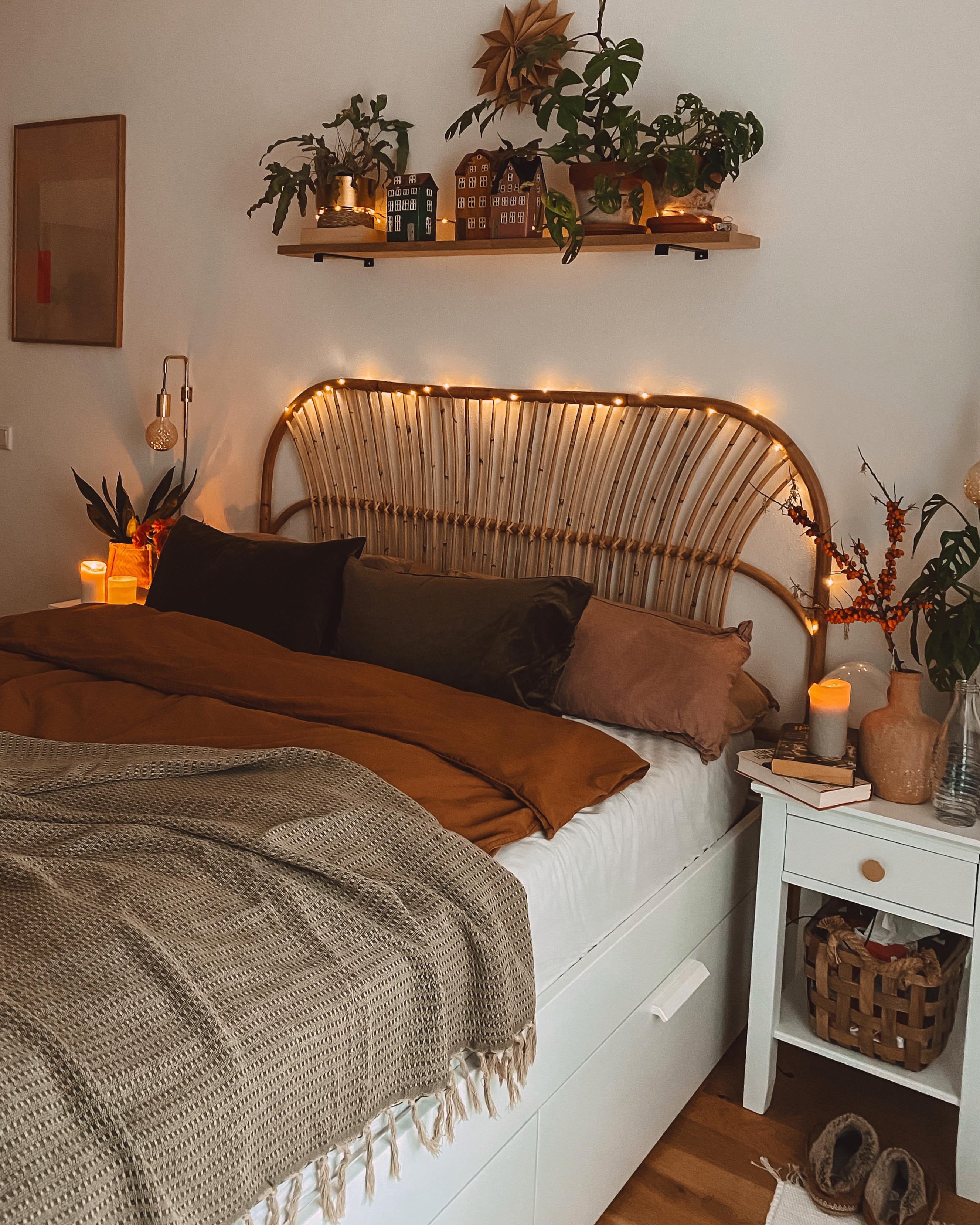 #schlafzimmer #bett #kopfteil #pflanzenliebe #bohovibes #weihnachtsdeko