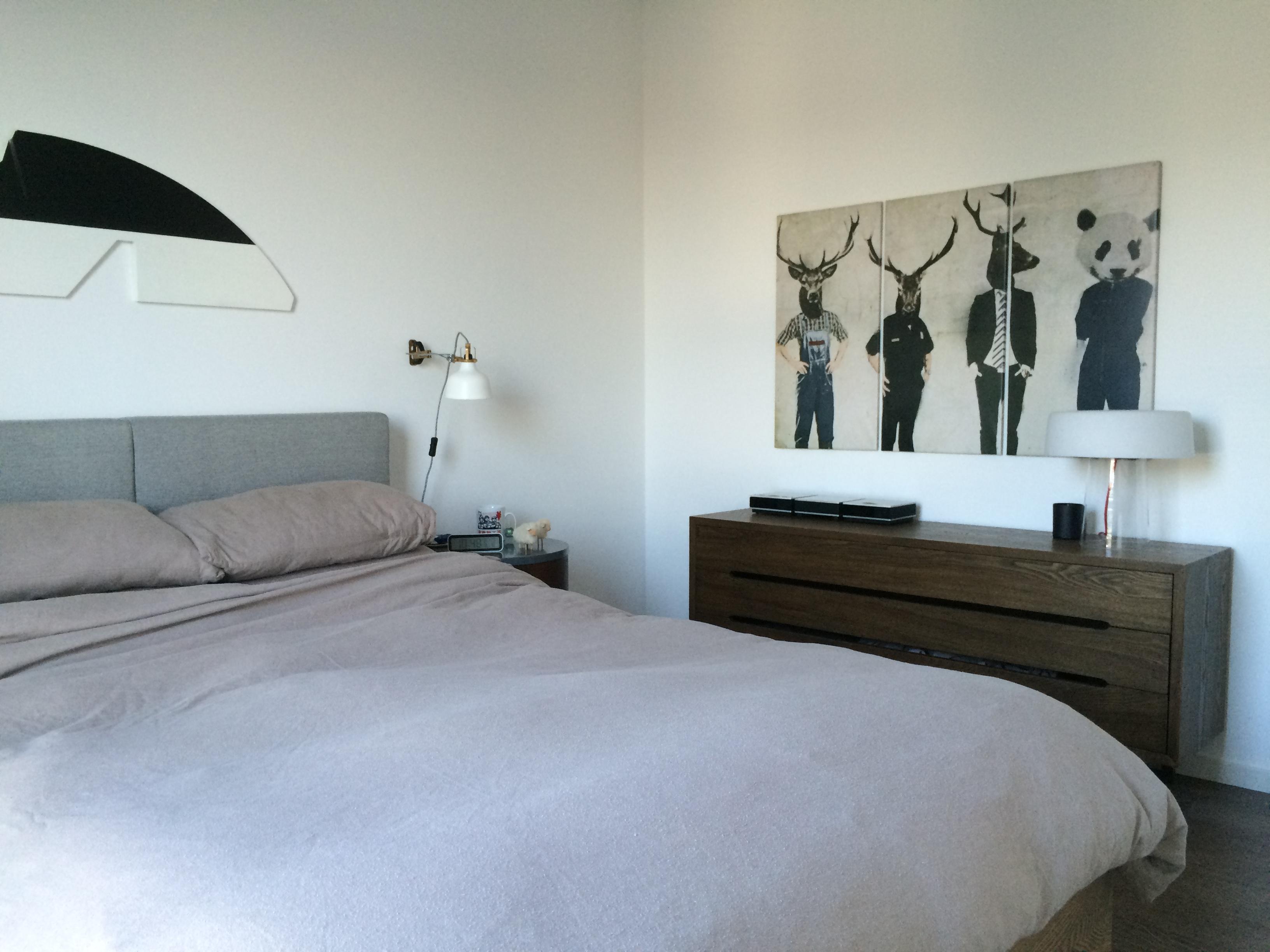Schlafzimmer #bett #tagesdecke #kommode #sideboard #wandleuchte #collage ©Hot Dog Decor
