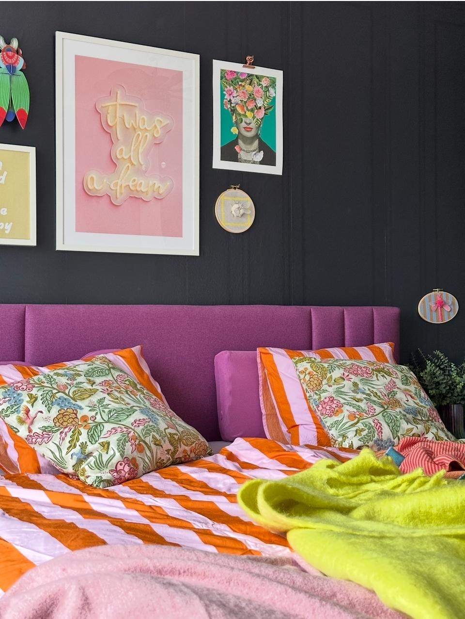 #schlafzimmer #bett #textilien #bunt #colourful #schlafzimmerdeko #ikea #wanddeko #poster #farbenfroh #frida #dopamin #frühling #blumen #streifen #gallerywall #dekoideen