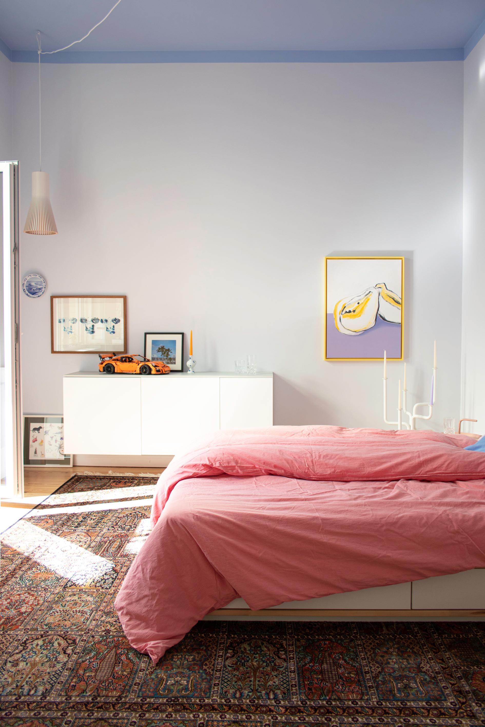 #Schlafzimmer #Bett #Wandfarbe #Blau #Deckenfarbe #Pastell #Bettwäsche #Couchliebt #Couchstyle #Farbenfroh