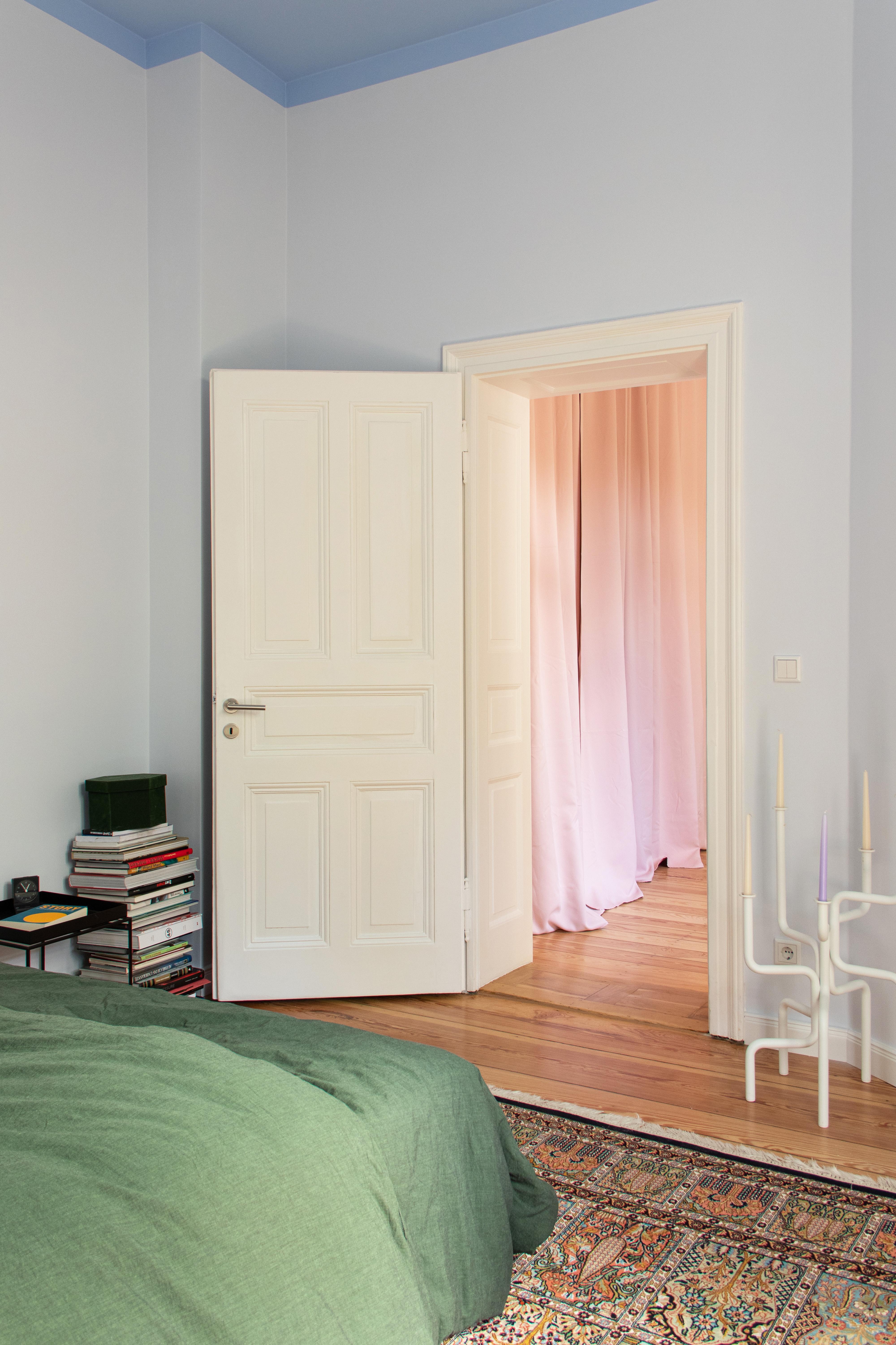 #Schlafzimmer #Bett #Wandfarbe #Vorhang #Rosa #Grün #Hellblau #Decke #Altbau #Couchliebt #Couchstyle