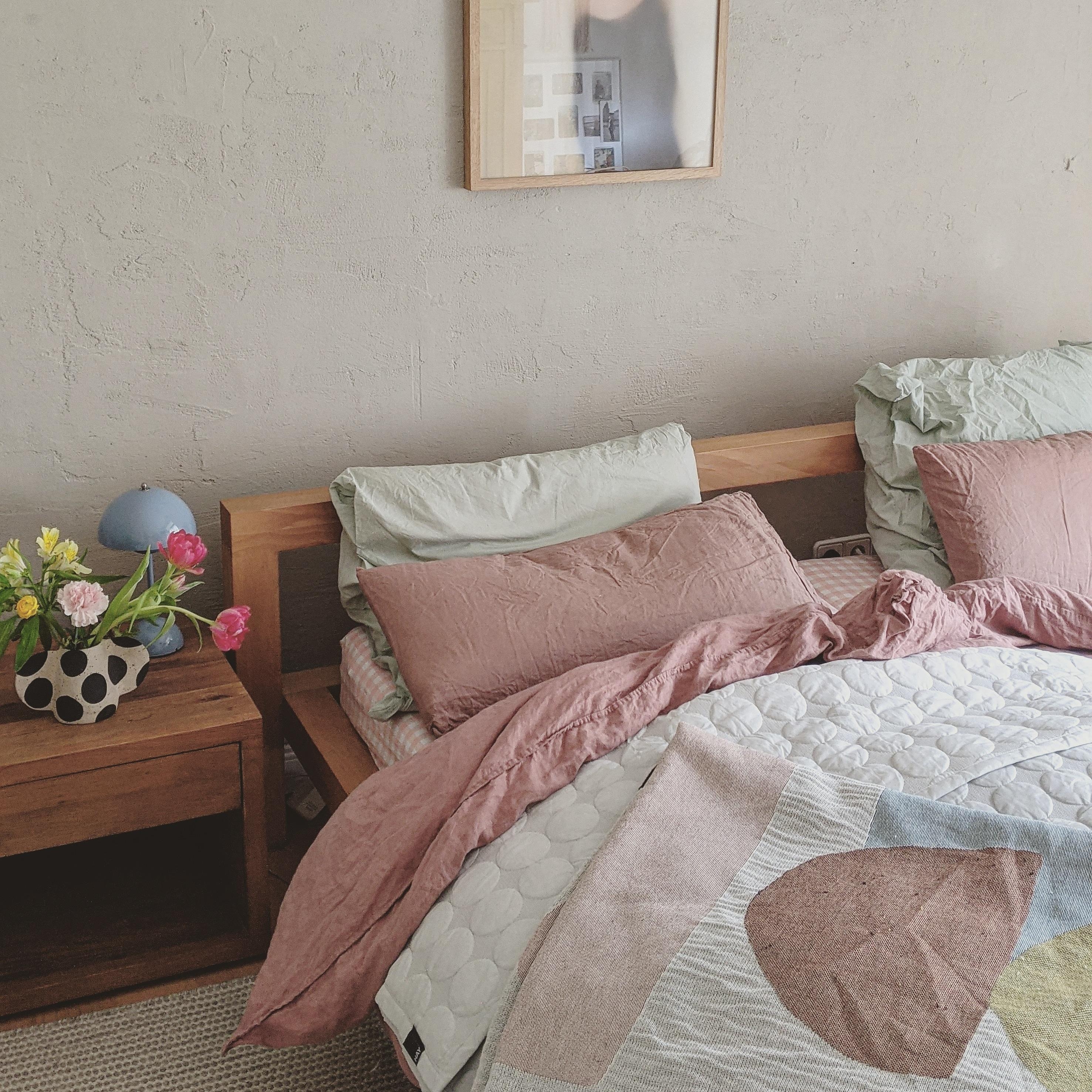 #schlafzimmer #bild#home#wohnen#living#altbau#interior#home#bett#scandinavisch#couchstyle#cozy#farben#blumen