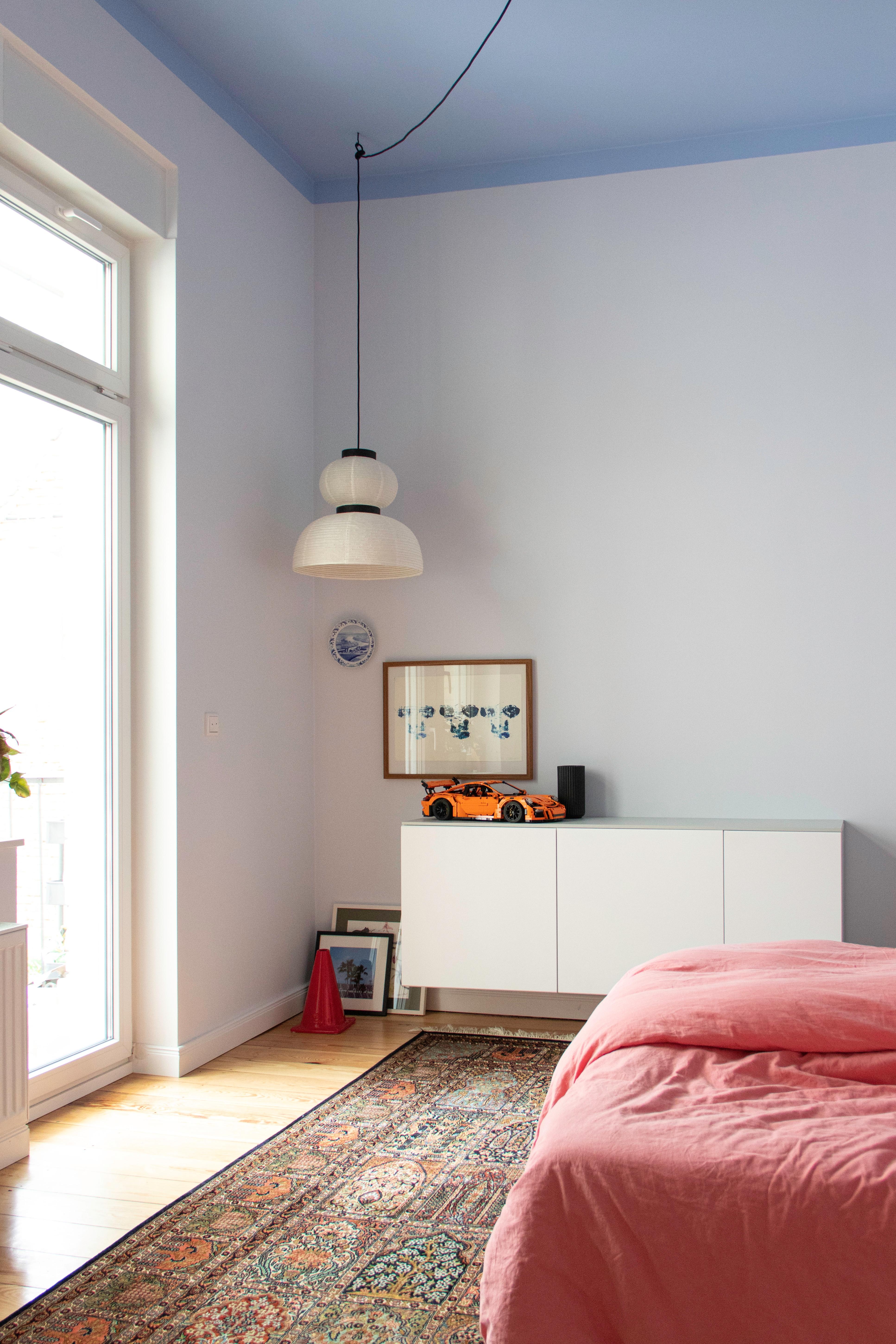 #Schlafzimmer #Blau #Deckenfarbe #Bett #Teppich #Colorful #Couchliebt #Couchstyle #Farbenfroh #Pastell