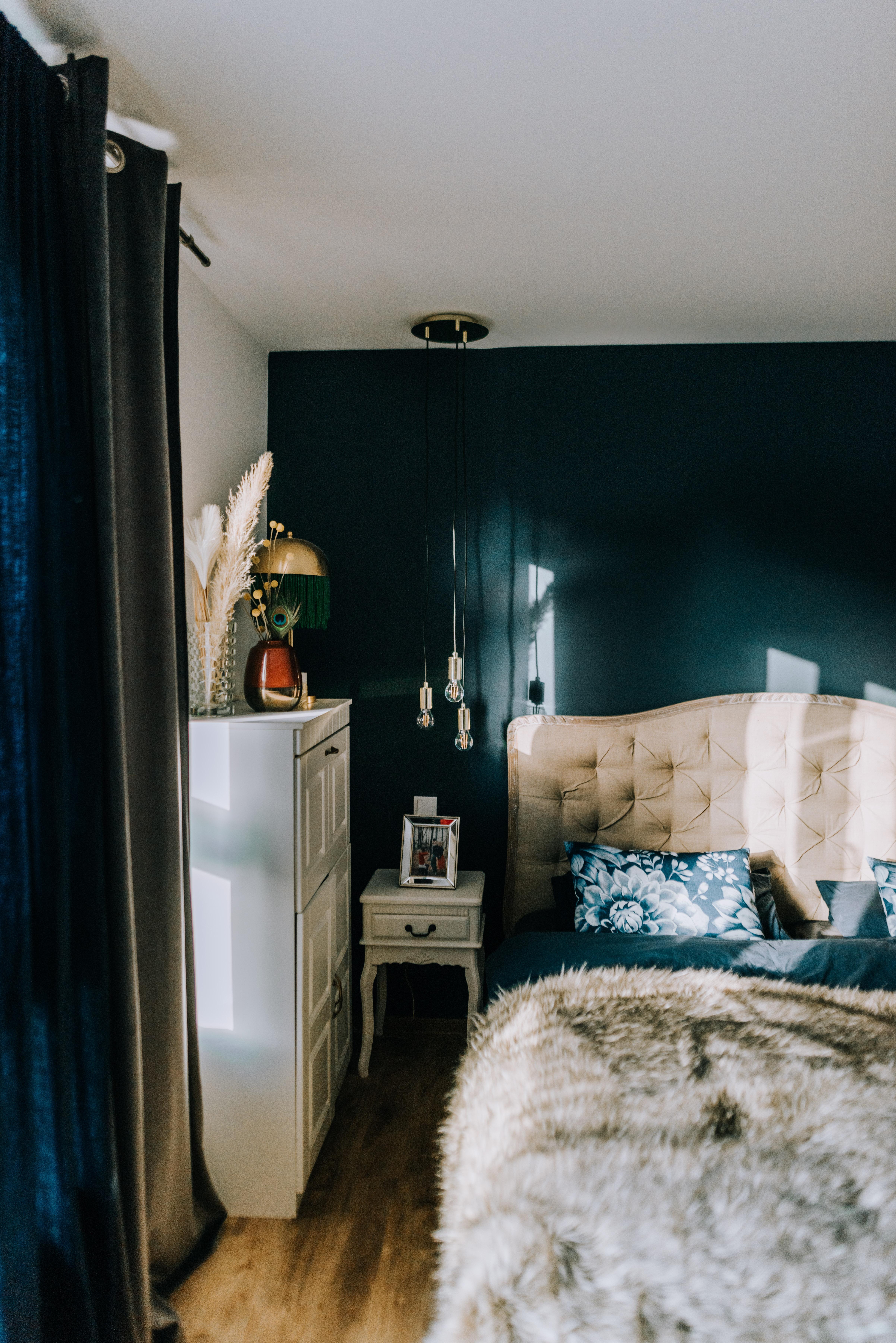 #schlafzimmer #blauewand #hygge #pampasgras #couchliebt 