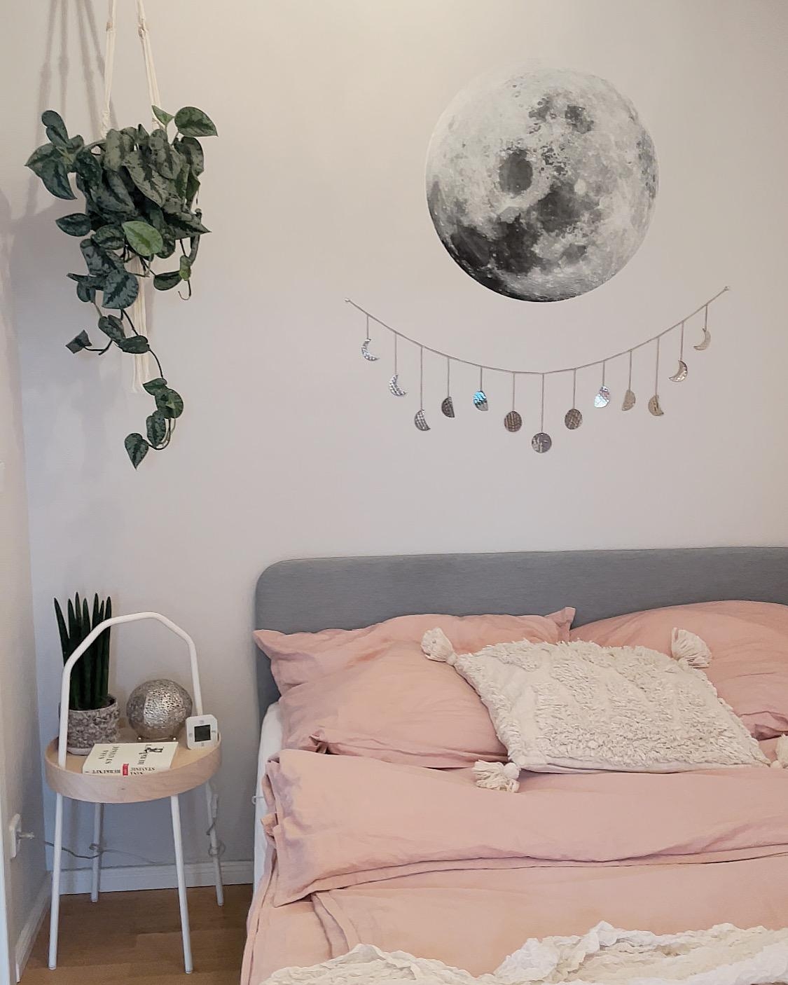 #schlafzimmer #bohobedroom #walldecoration #moon #hängepflanze #plantmom