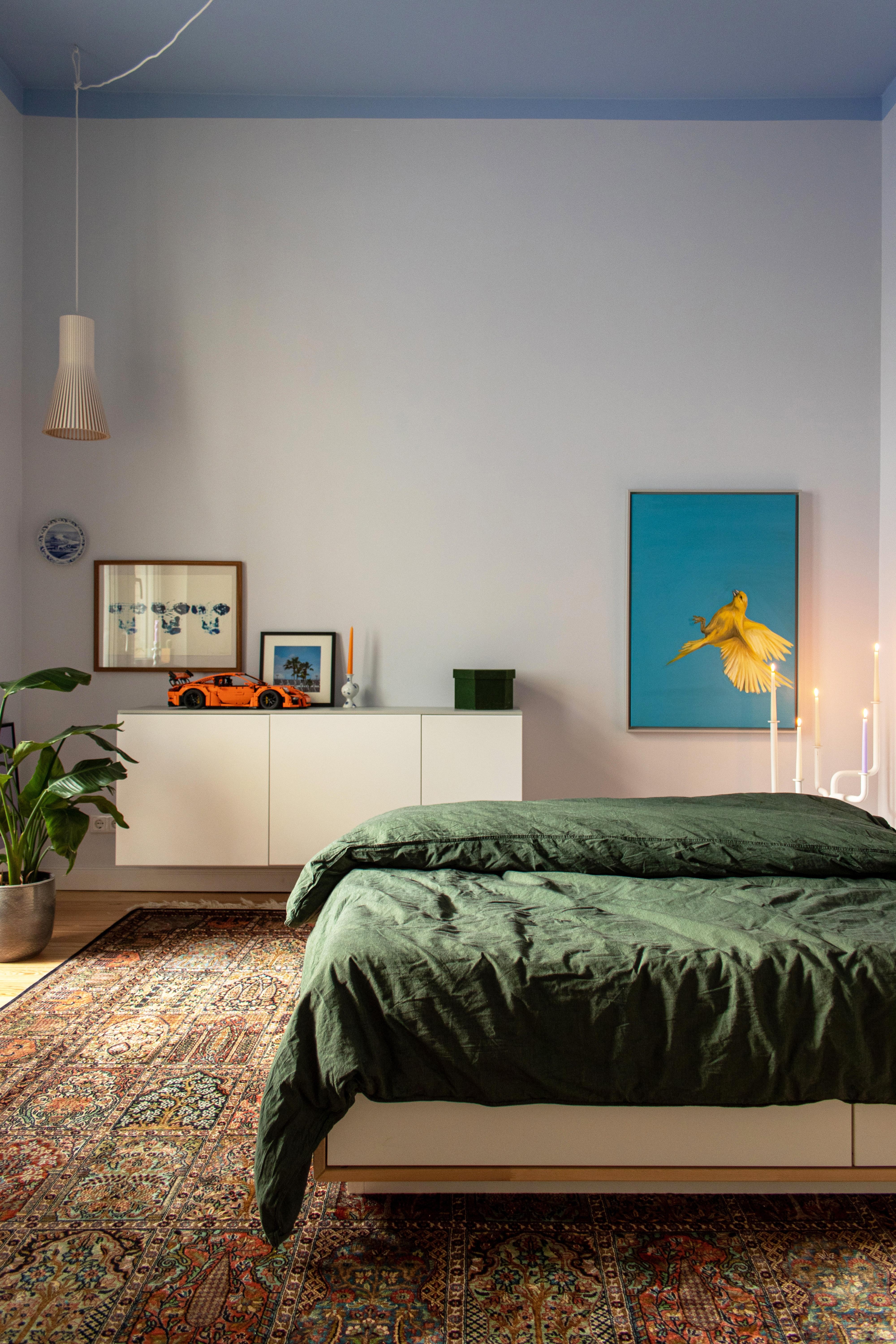 #schlafzimmer #couchliebt #couchstyle #couchmoment #blau #grün #farbe #wandfarbe #bett #teppich #kunst #bettwäsche