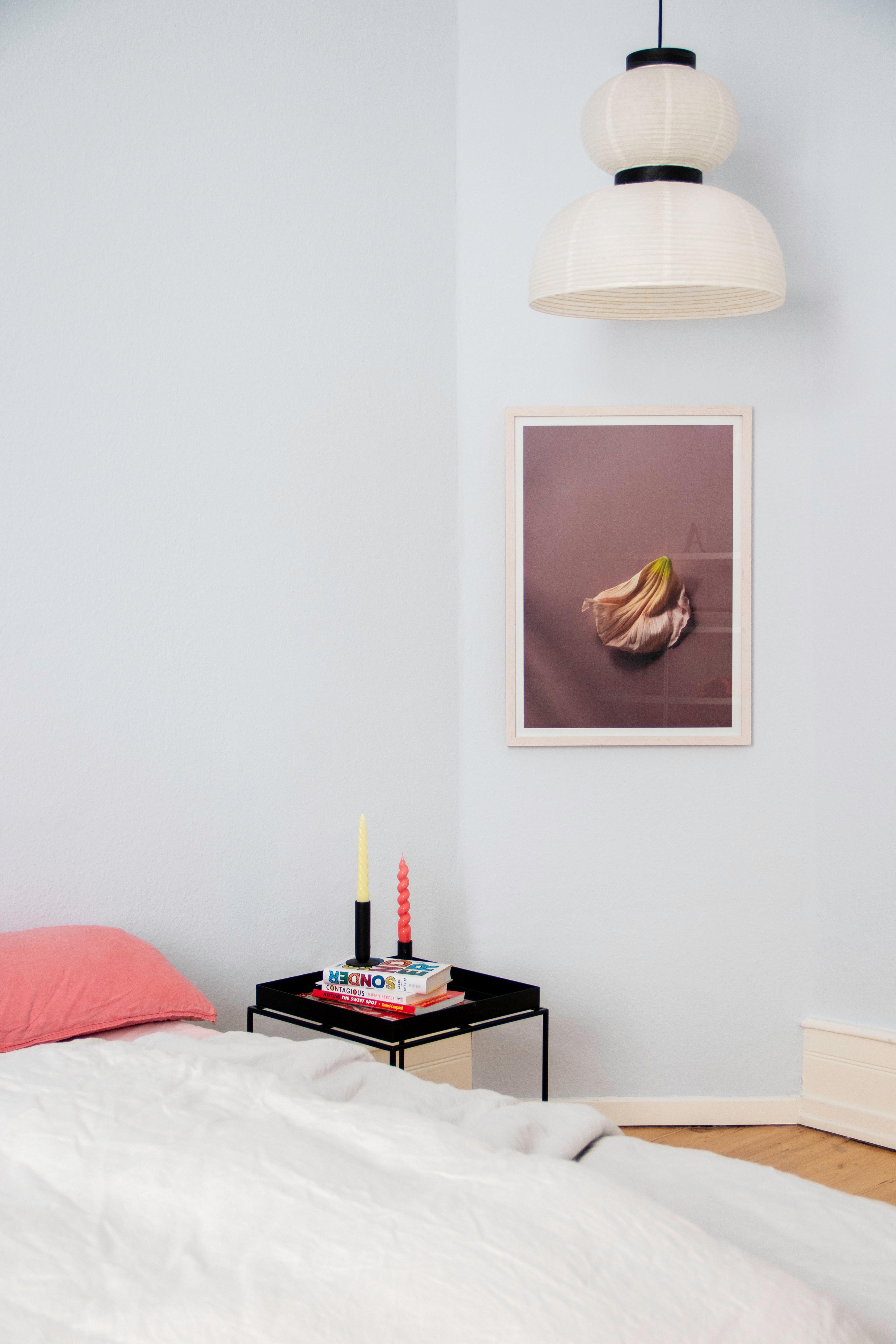 #Schlafzimmer #couchliebt #pastell #fotografie #blau #pastell #bett #beistelltisch #frühling #blume