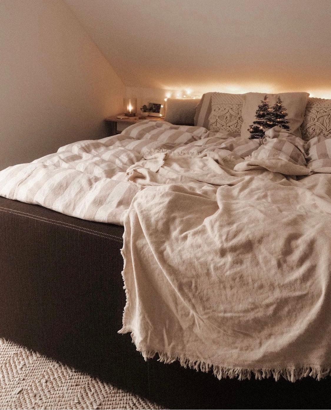 #schlafzimmer #cozyvibes #boxspringbett #weihnachtsdeko #lichterketten #couchliebt #couchstyle