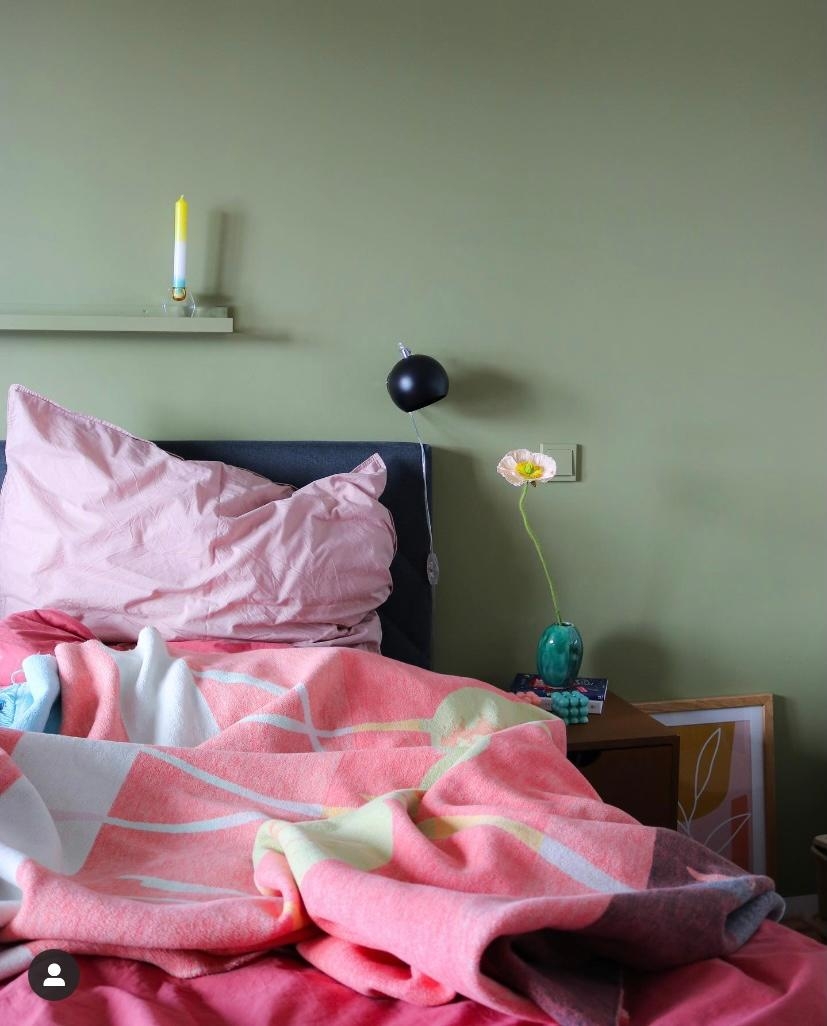 #schlafzimmer #deko #interior #wandfarbe #farben #couchliebt #grünewand #decke #bedroom #pink #frühlingsfarben
