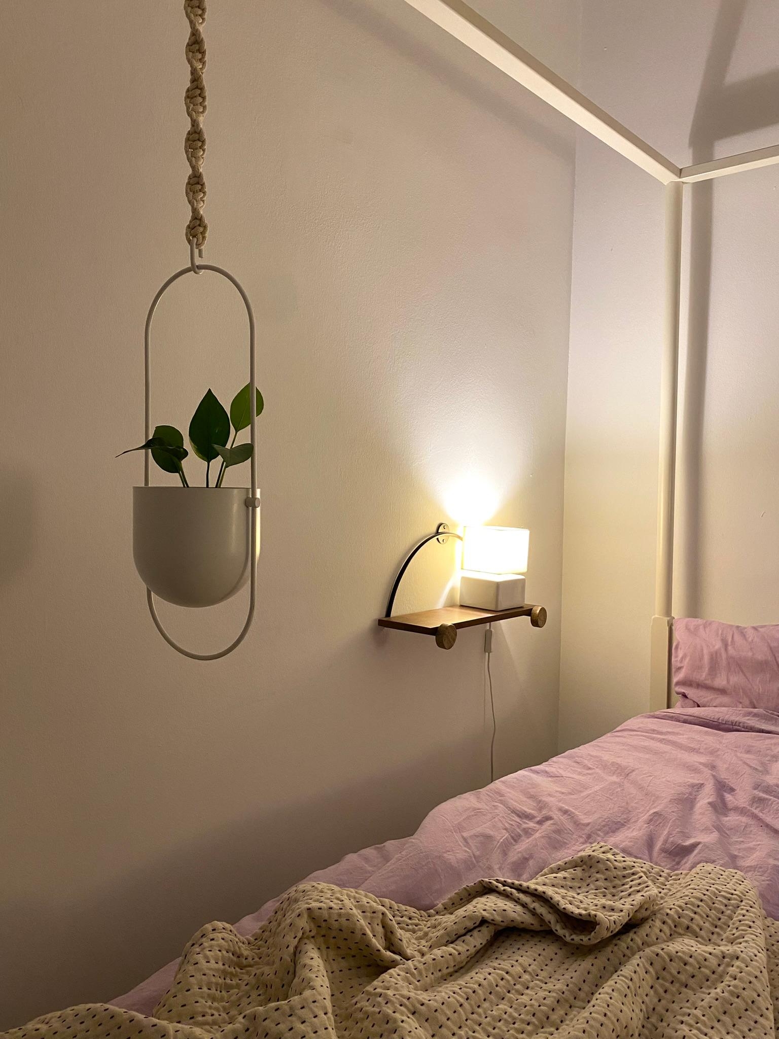 Schlafzimmer Details 💜 
#Schlafzimmer #Bett #Bettwäsche #Pflanze #Lampe #Abendstimmung #Nachttisch #Regal #Makramee