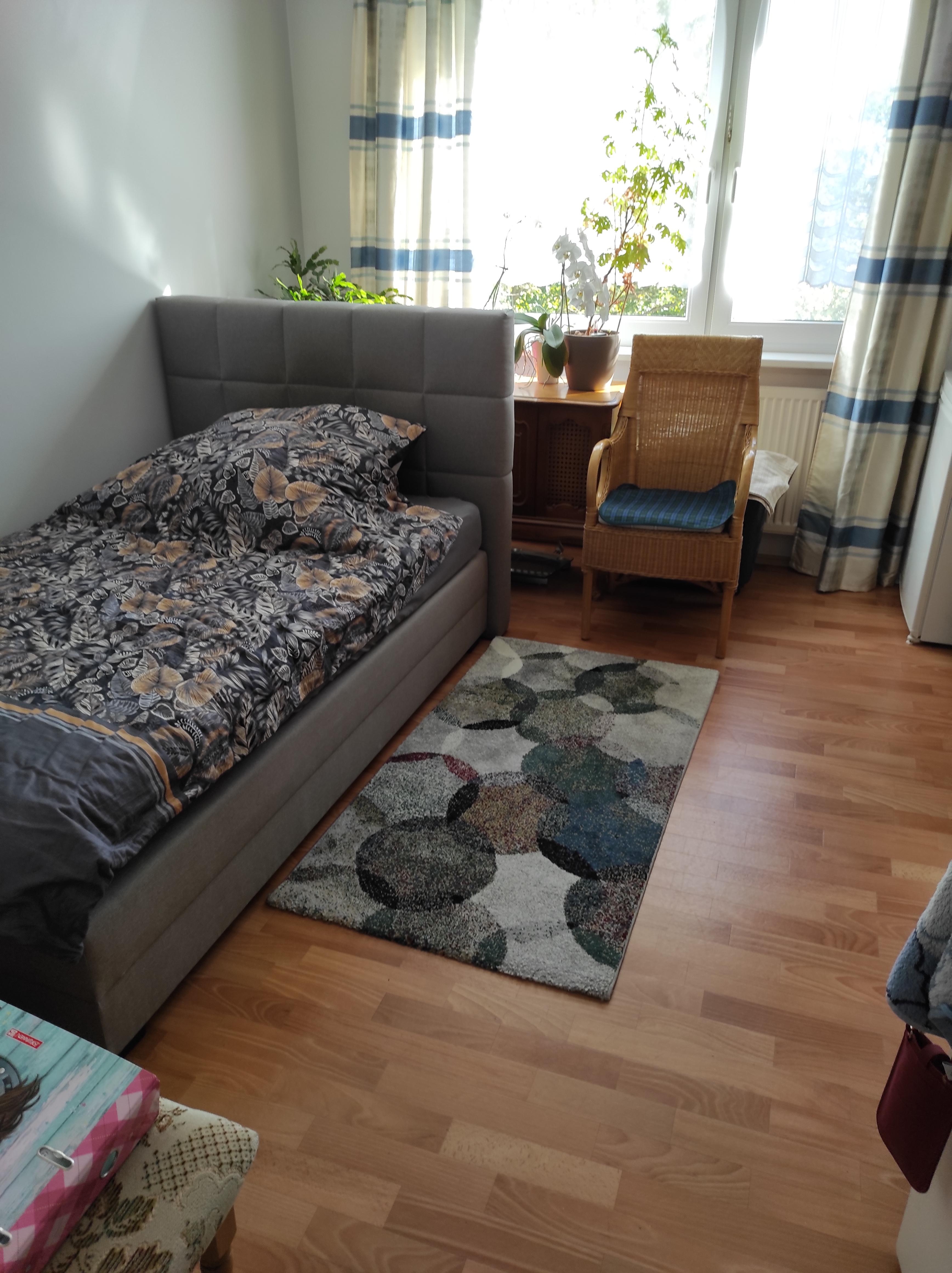 Schlafzimmer.
Die Wohnung 71qm werde ich bald verlassen da ich mich verkleinern möchte. Ich bin 67 Jahre alt und überlasse die Wohnung an eine Junge Familie... 

