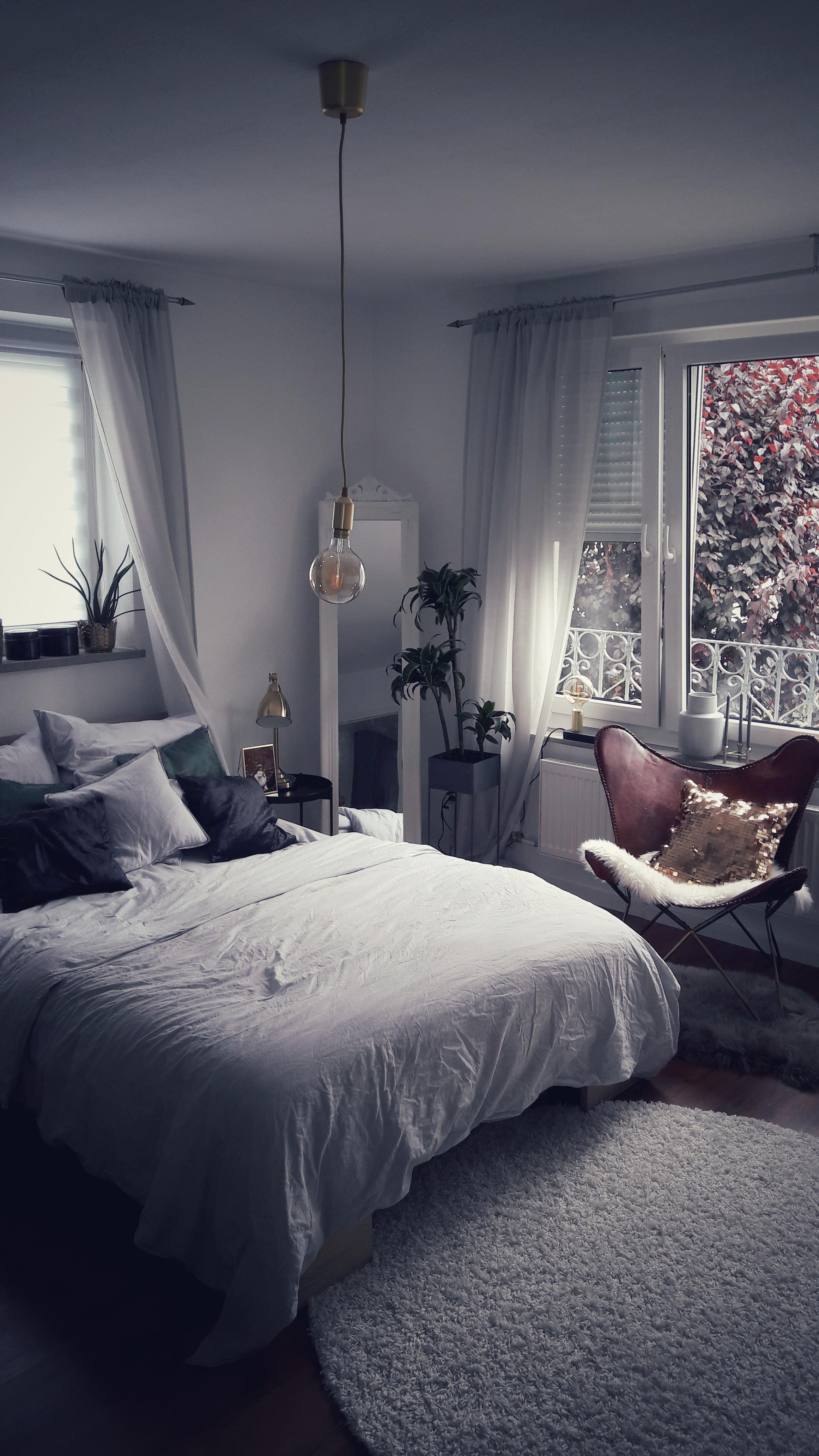 #Schlafzimmer Einblick #grey #gold #black #Glamour #Marmorlampe #Chilllounge #Scandiystyle #Ledersessel 