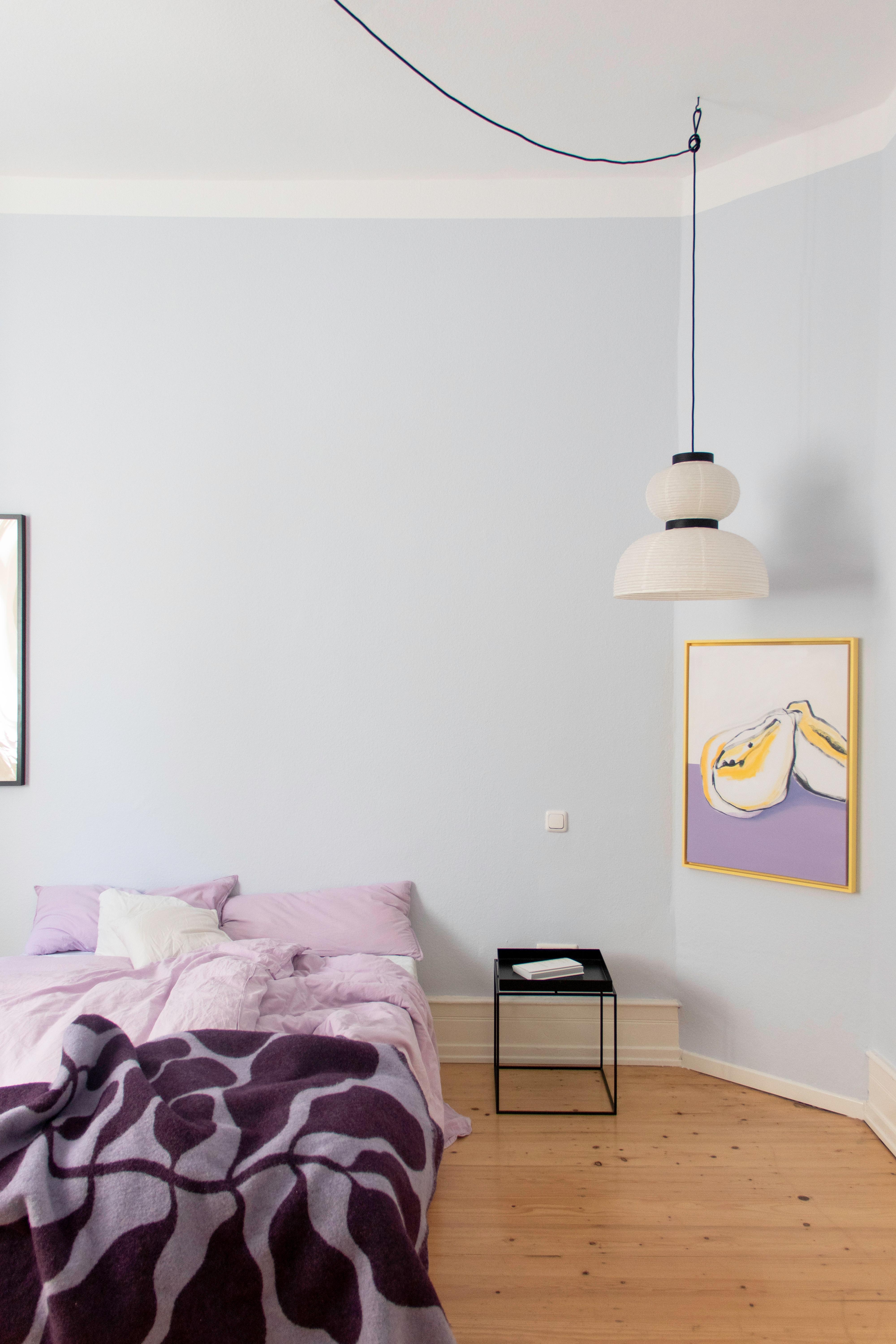 #Schlafzimmer #Farbenfroh #Leuchte #pastell #Flieder #Couchliebt #Couchstyle #CandyColors #Bett #Malerei #Nachttisch
