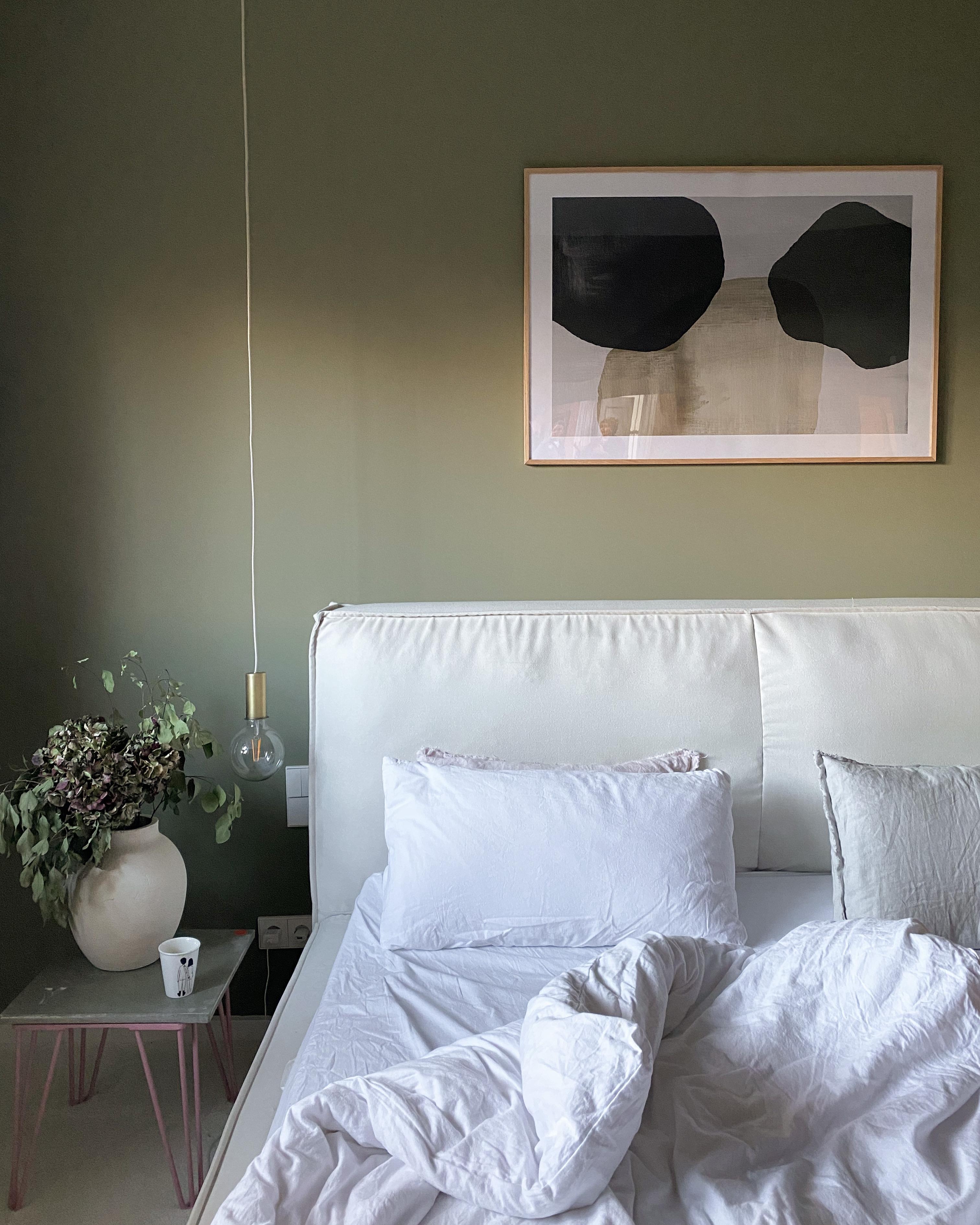 #schlafzimmer #grüne #dunklewand #bett #schlafzimmerdeko #couchliebt #farbe #farrowandball #interior 