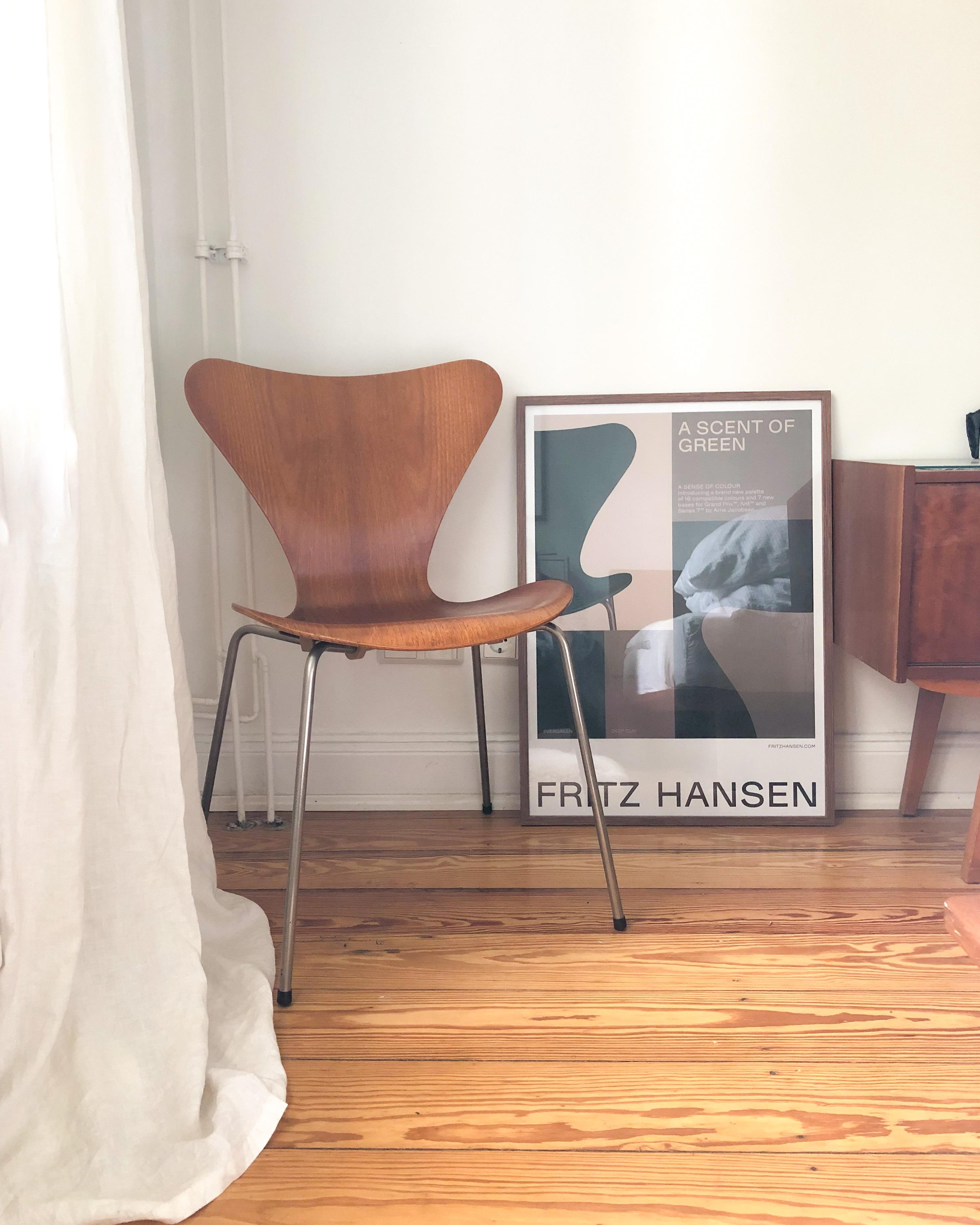 #schlafzimmer #herbst #beige #interior #arnejacobsen #fritzhansen #altbau #cozy #stuhl #sitzplatz