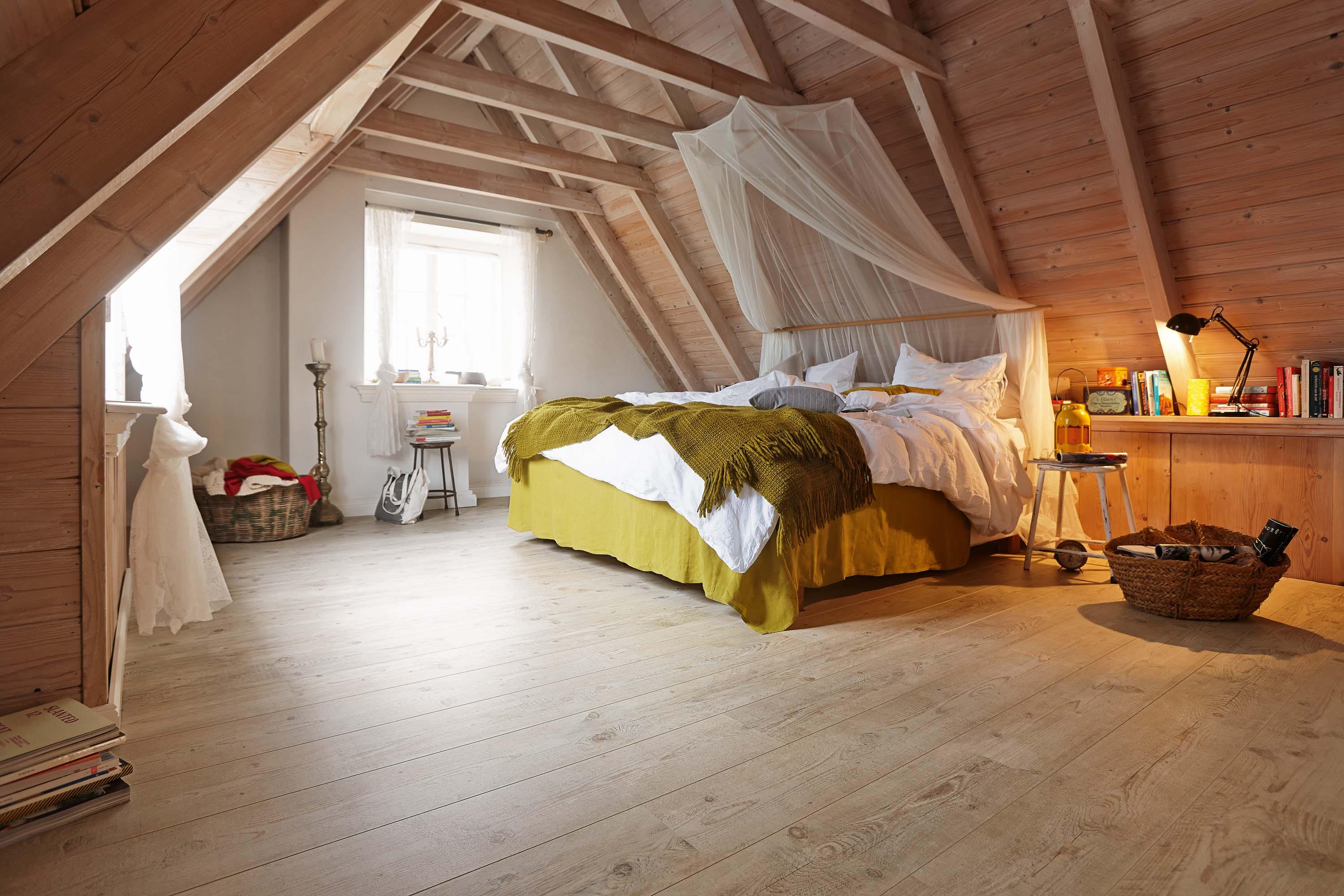 Schlafzimmer im Dachstuhl #dachausbau #himmelbett #dachbalken ©Meister