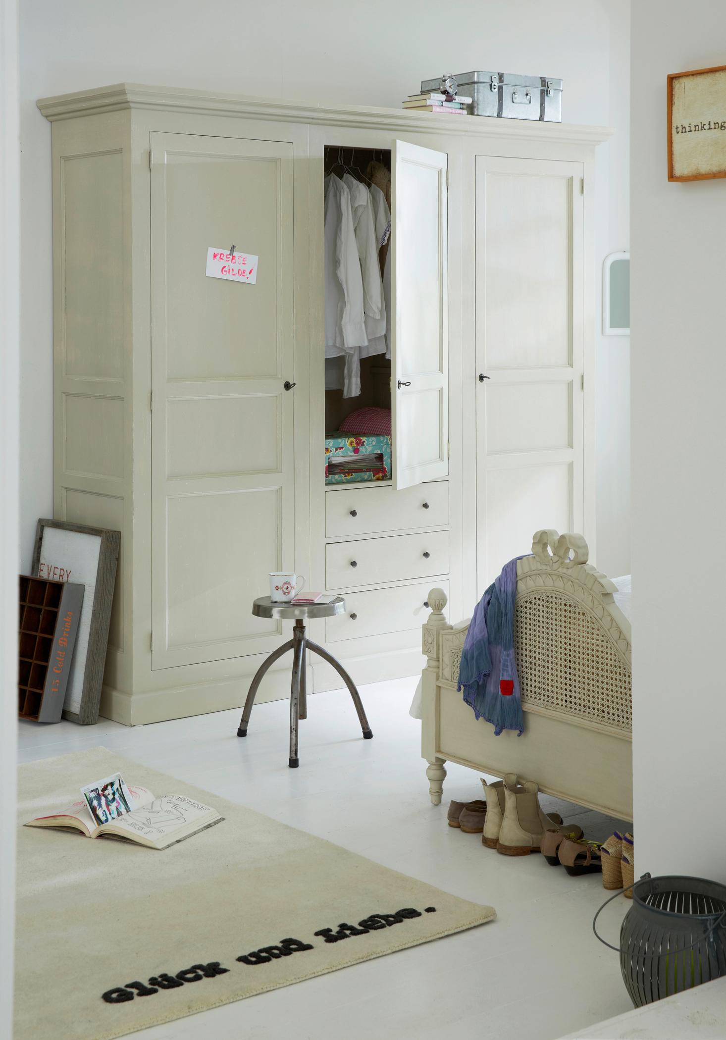 Schlafzimmer im hellen Beige und Weiß #teppich #kleiderschrank #schlafzimmereinrichtung ©car Selbstbaumöbel