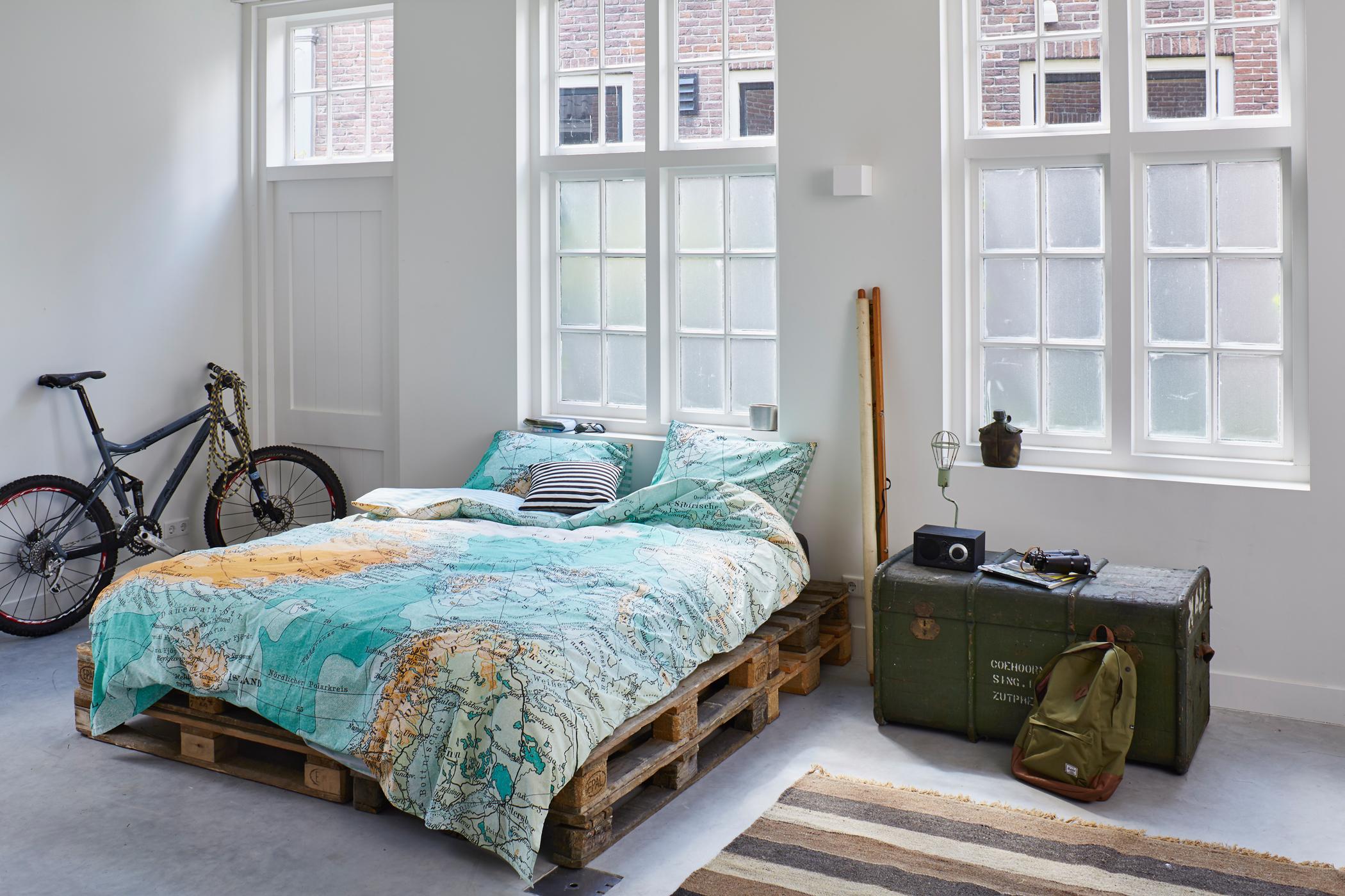 Schlafzimmer im Industrielook #bett #bettwäsche #palettenbett #palettenmöbel #zimmergestaltung ©Essenza Home/Covers&Co