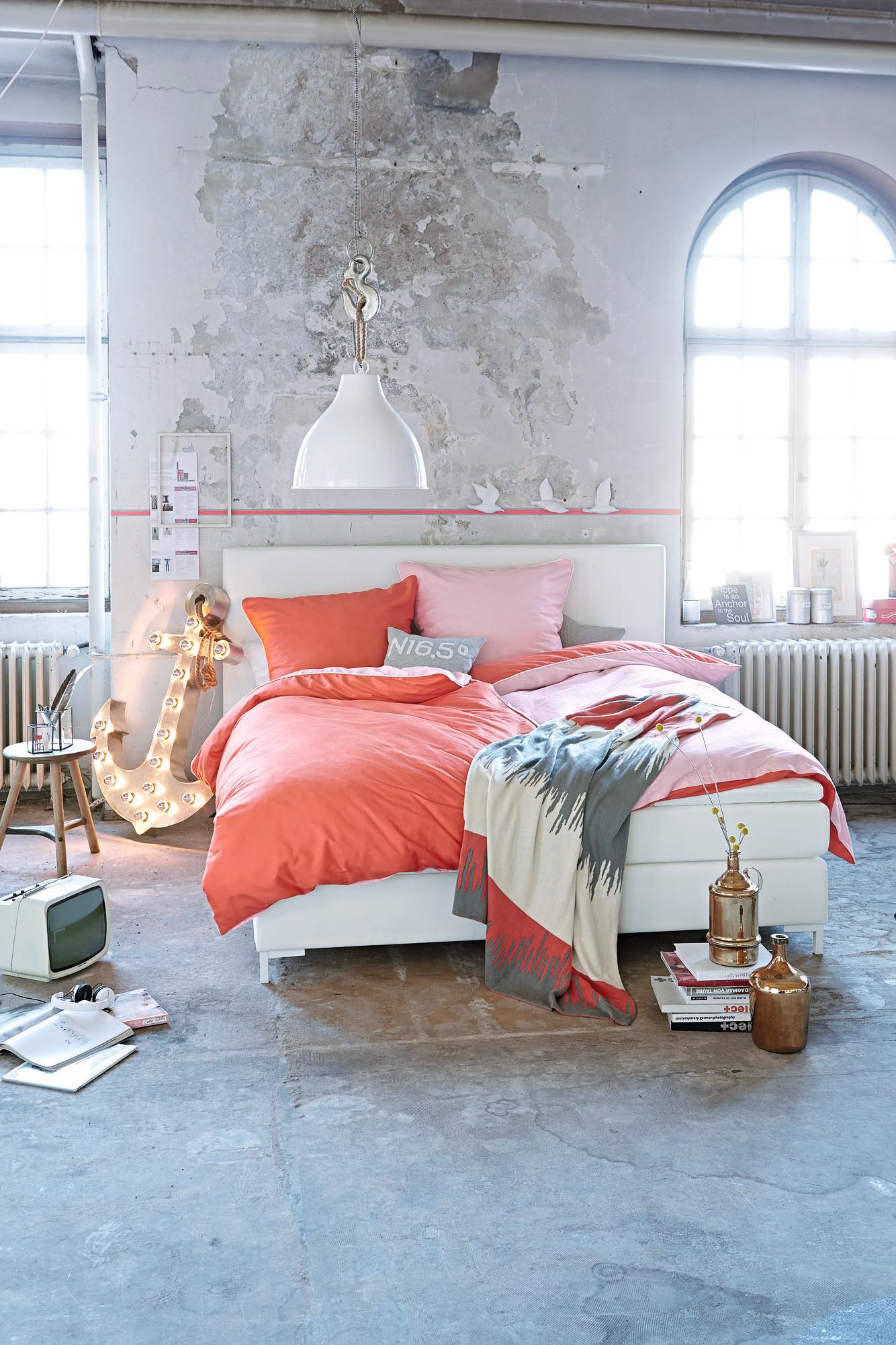 Schlafzimmer im Loft-Style #hocker #bettwäsche #loft #zimmergestaltung ©Impressionen