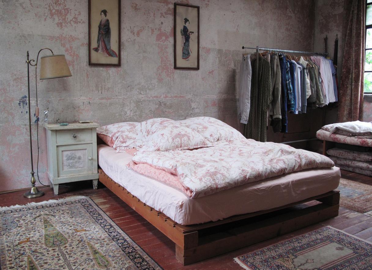 Schlafzimmer im romantischen Vintage-Stil #kleiderstange #nachttisch #shabbychic #perserteppich #orientalisch ©scout for location