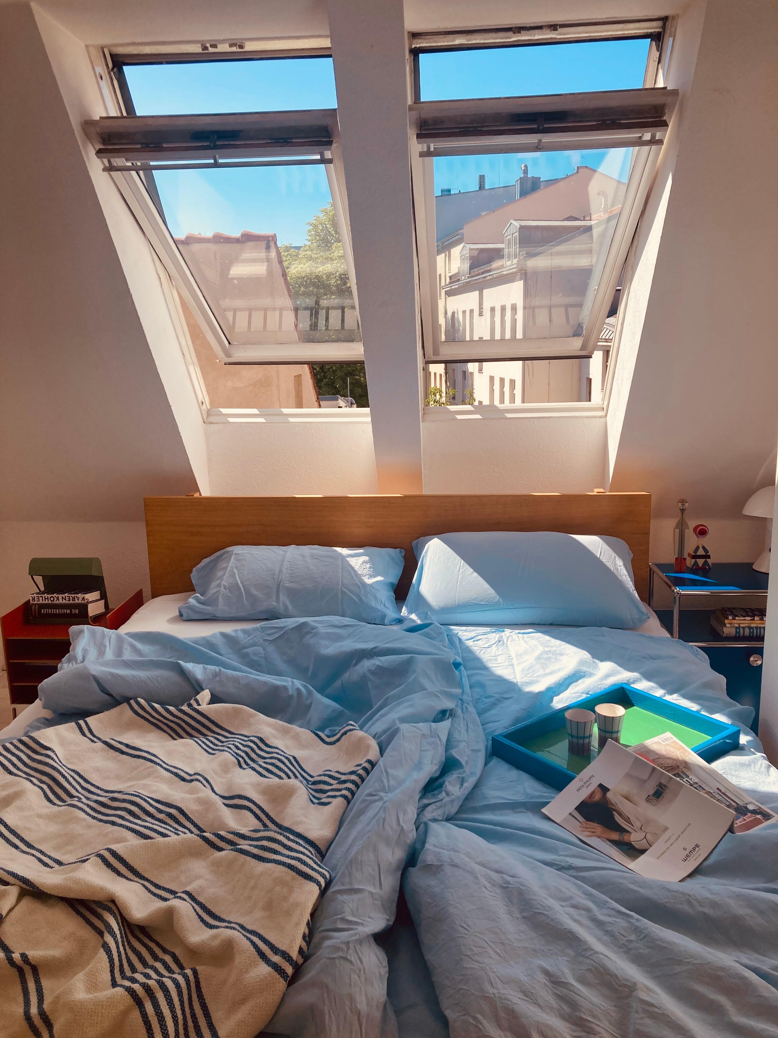 Schlafzimmer im Sommer
#schlafzimmer #maisonette #blauerhimmel #schlafenuntermhimmel #himmelbett #kaffeeimbett