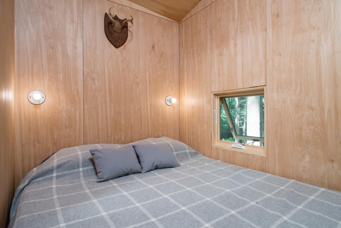 Schlafzimmer im Tiny House "Lorraine" von Getaway #geweih #bett #downsizing ©Getaway