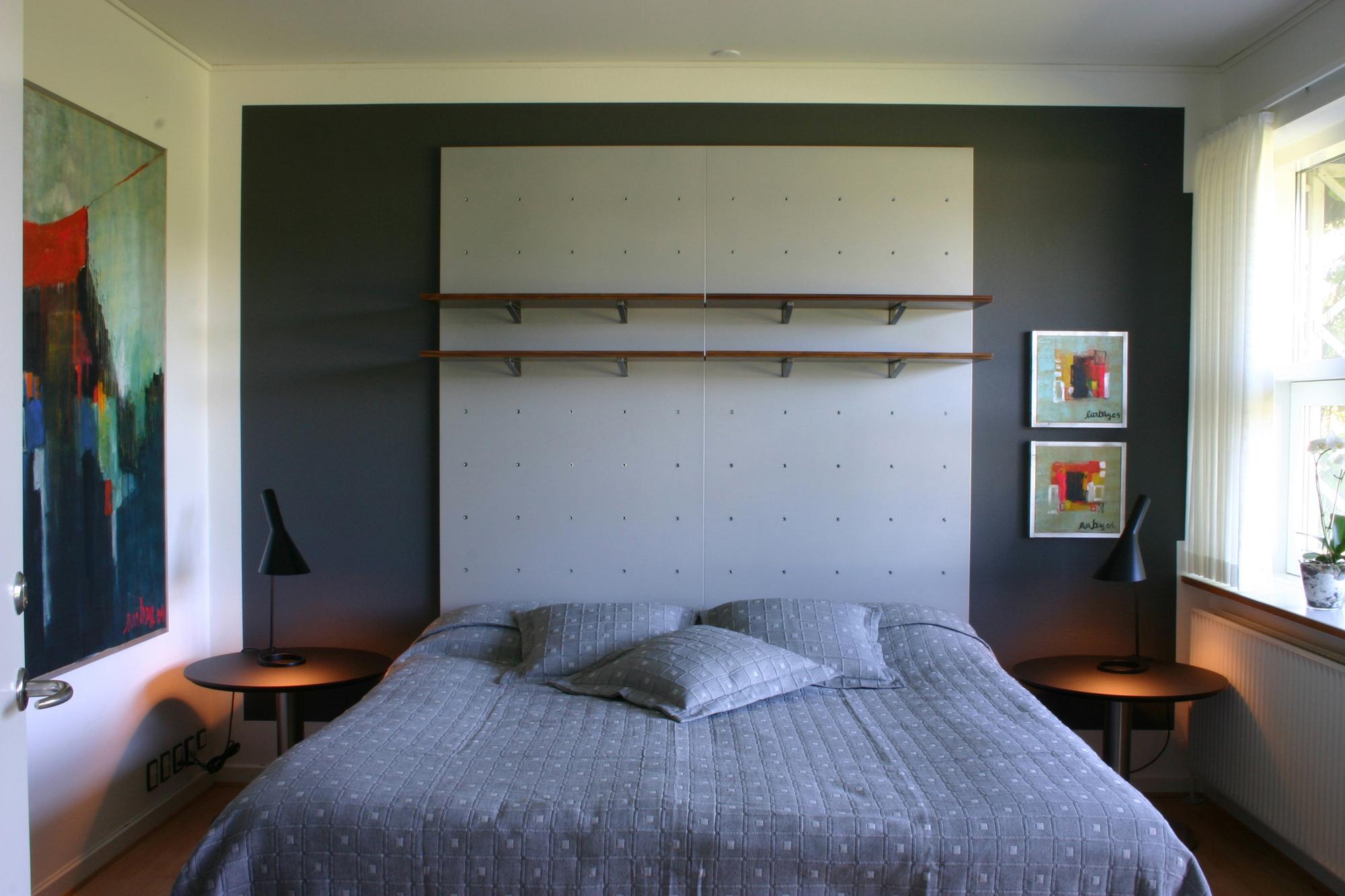 Schlafzimmer in beruhigenden Grautönen #bett #regal #tagesdecke #nachttisch #zimmergestaltung ©Onecollection