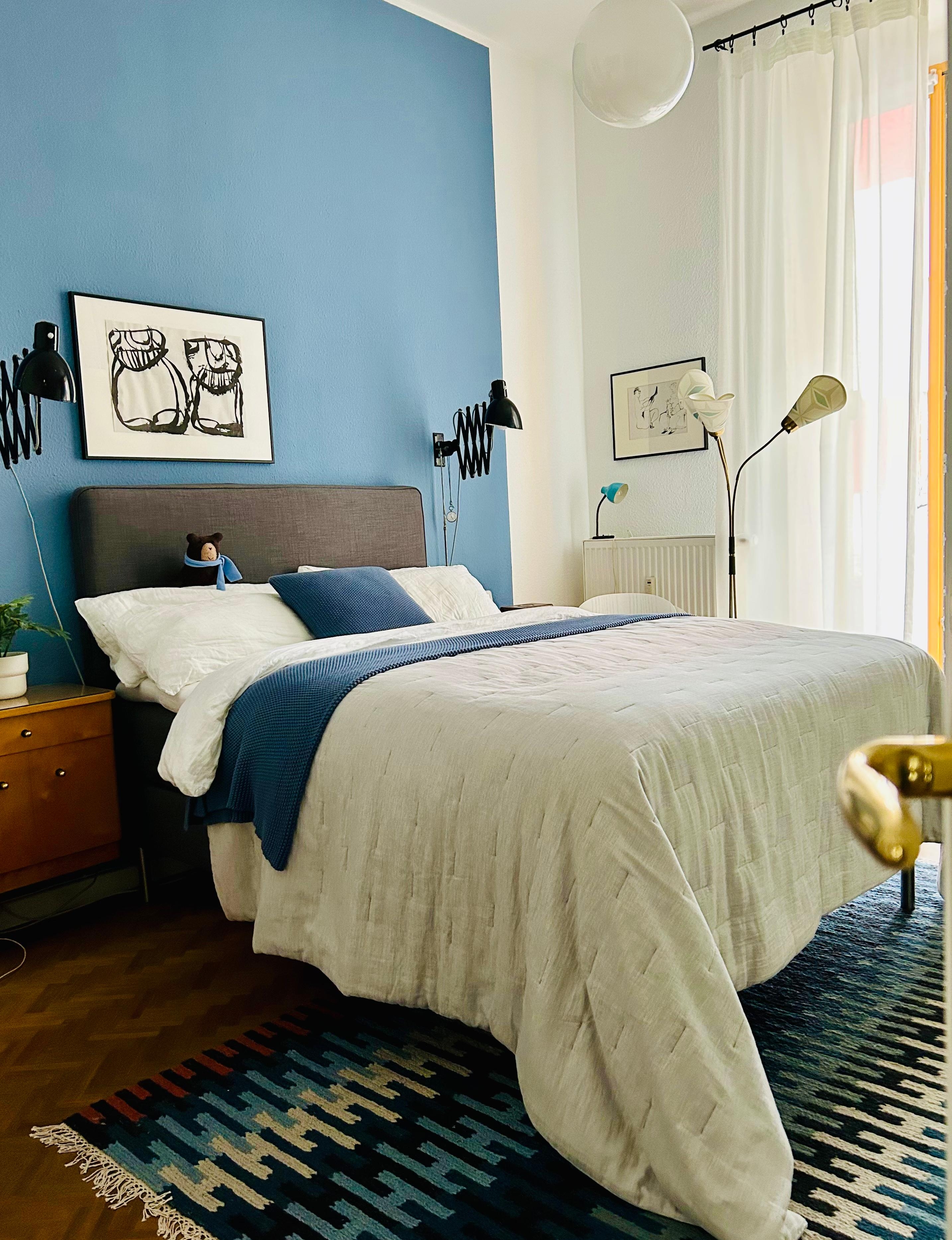 Schlafzimmer in Blau. #boxspringbett #scherenlampen #tütenlampe #vintageliebe #wandfarbe #blau