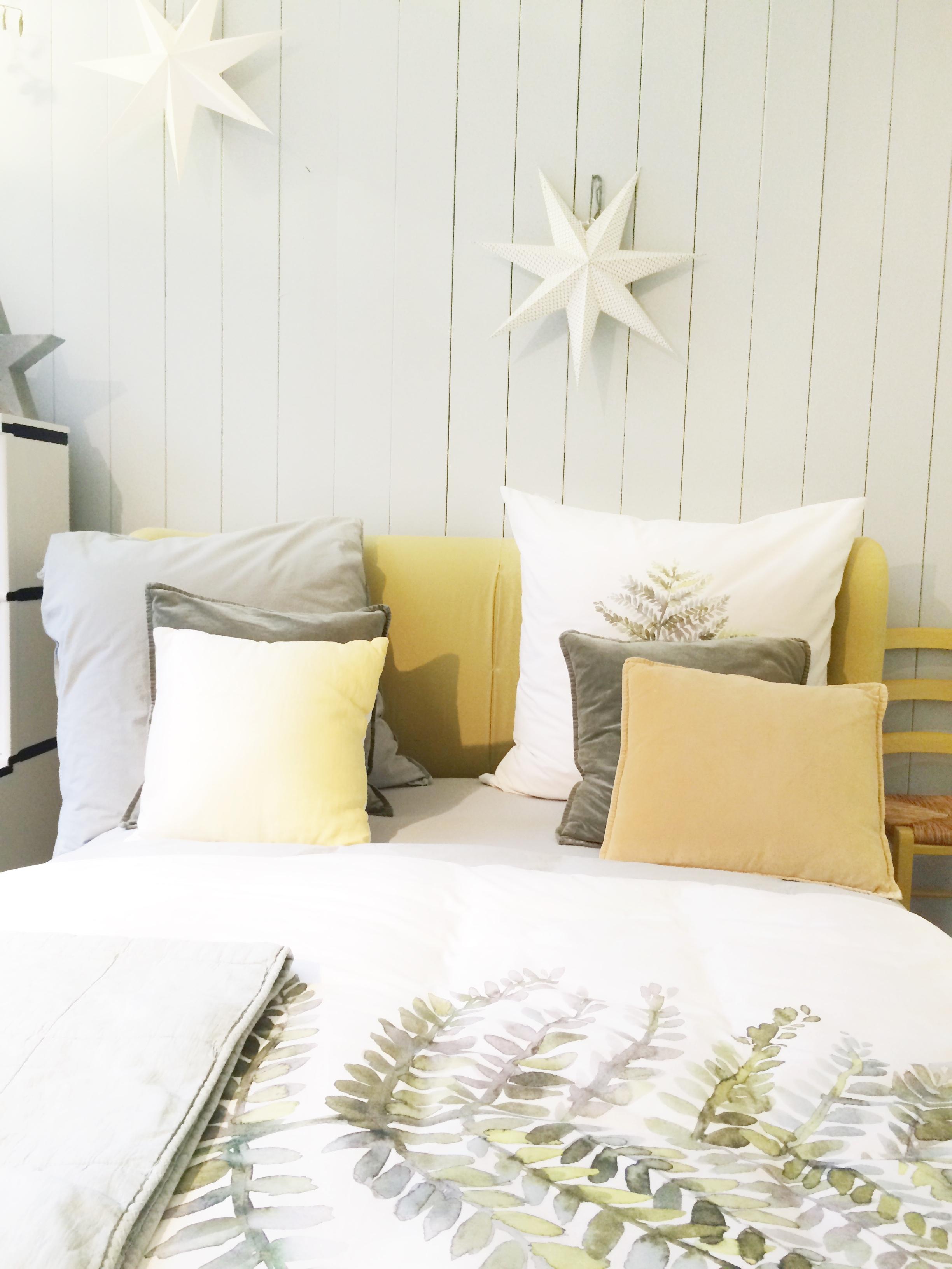Schlafzimmer in den Farben gelb, grau und weiß #bettwäsche ©Andrea_Fischer