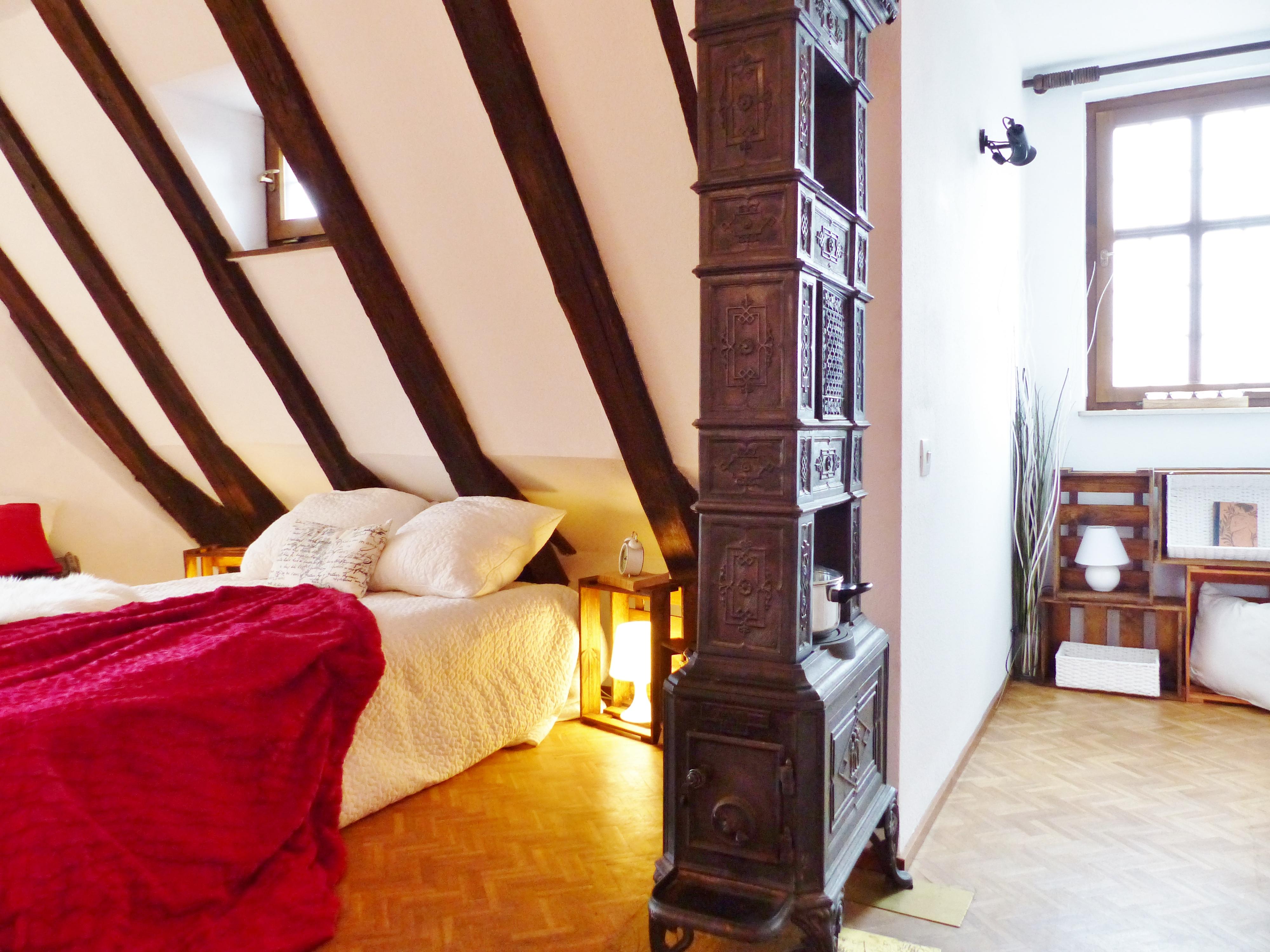 Schlafzimmer in gemütlicher Burgwohnung #einrichtungsberatung ©Immobilien Podium