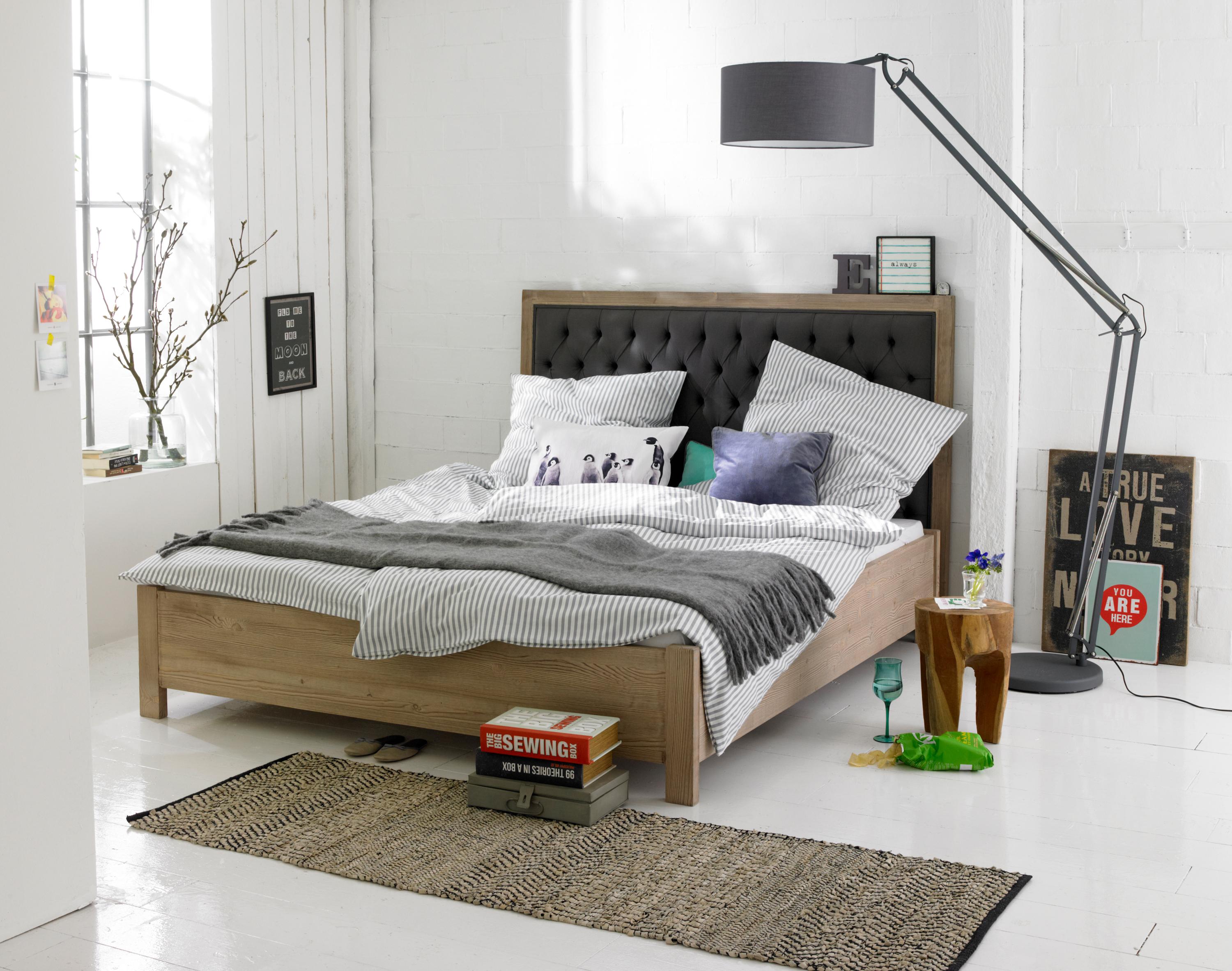 Schlafzimmer in natürlichen Farbtönen #bett #hocker #teppich #bettwäsche #stehlampe #tagesdecke #holzhocker #sisalteppich #pflanzendeko ©Car Möbel