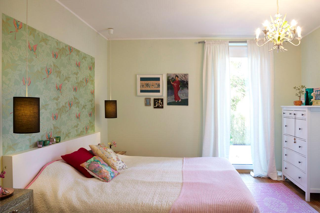 Schlafzimmer in Pastelltönen #bett #kronleuchter #tagesdecke #kommode #hängeleuchte #tapetenmuster ©Lioba Schneider für COUCH